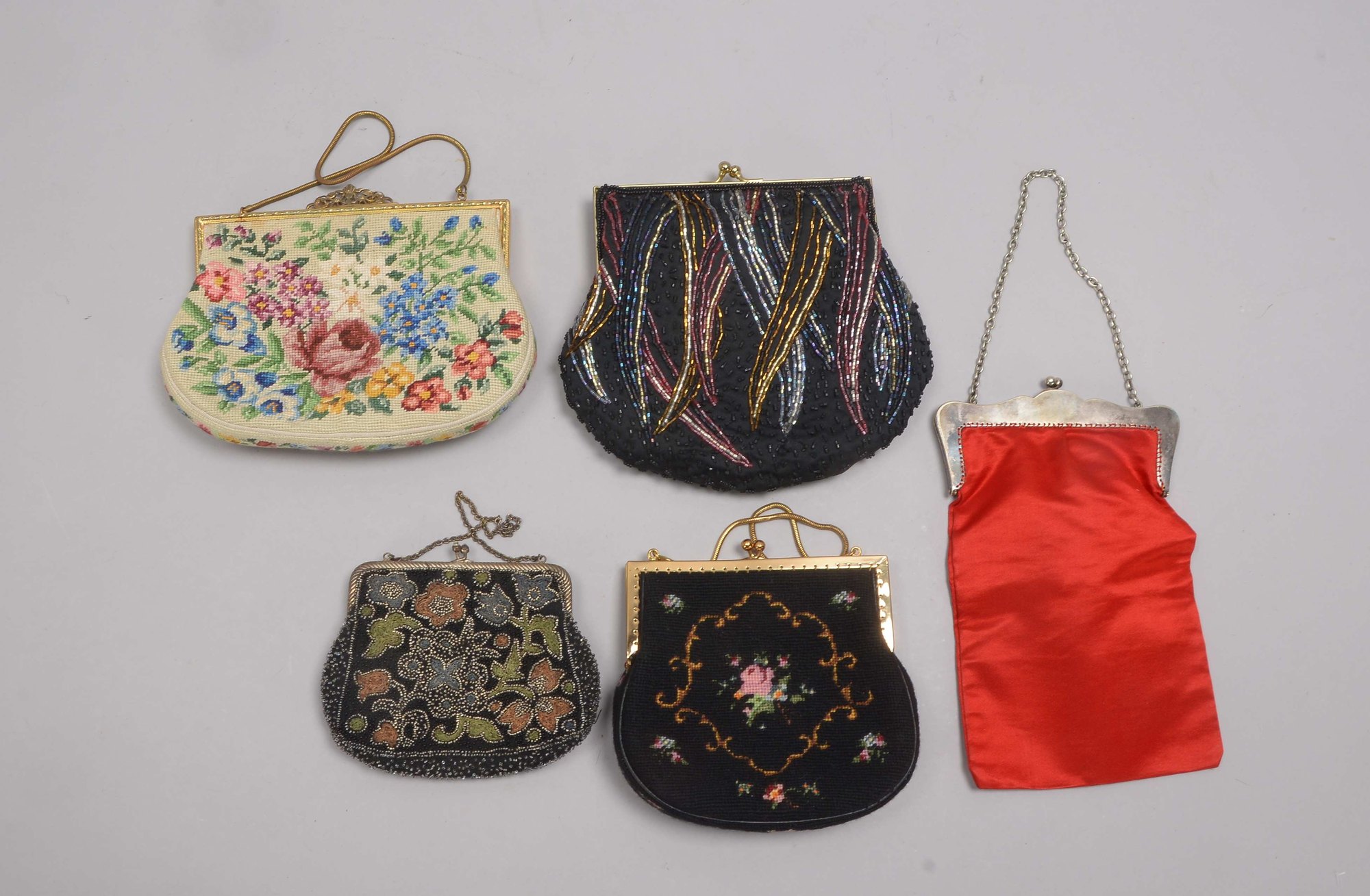 Kl. Damenhandtaschen-Konvolut (Biedermeier), teils mit Perlstickerei, 5 Stück