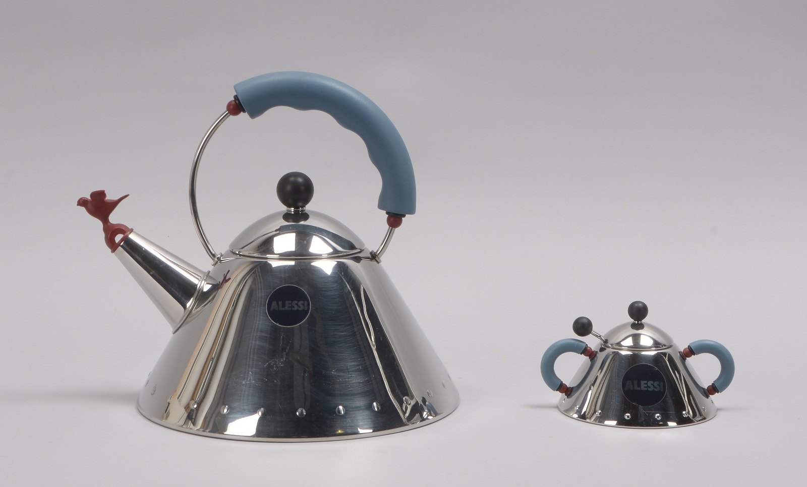 Alessi, Design-Wasserkessel, Entwurf: R. Sapper; dazu Zuckertopf/Löffelchen