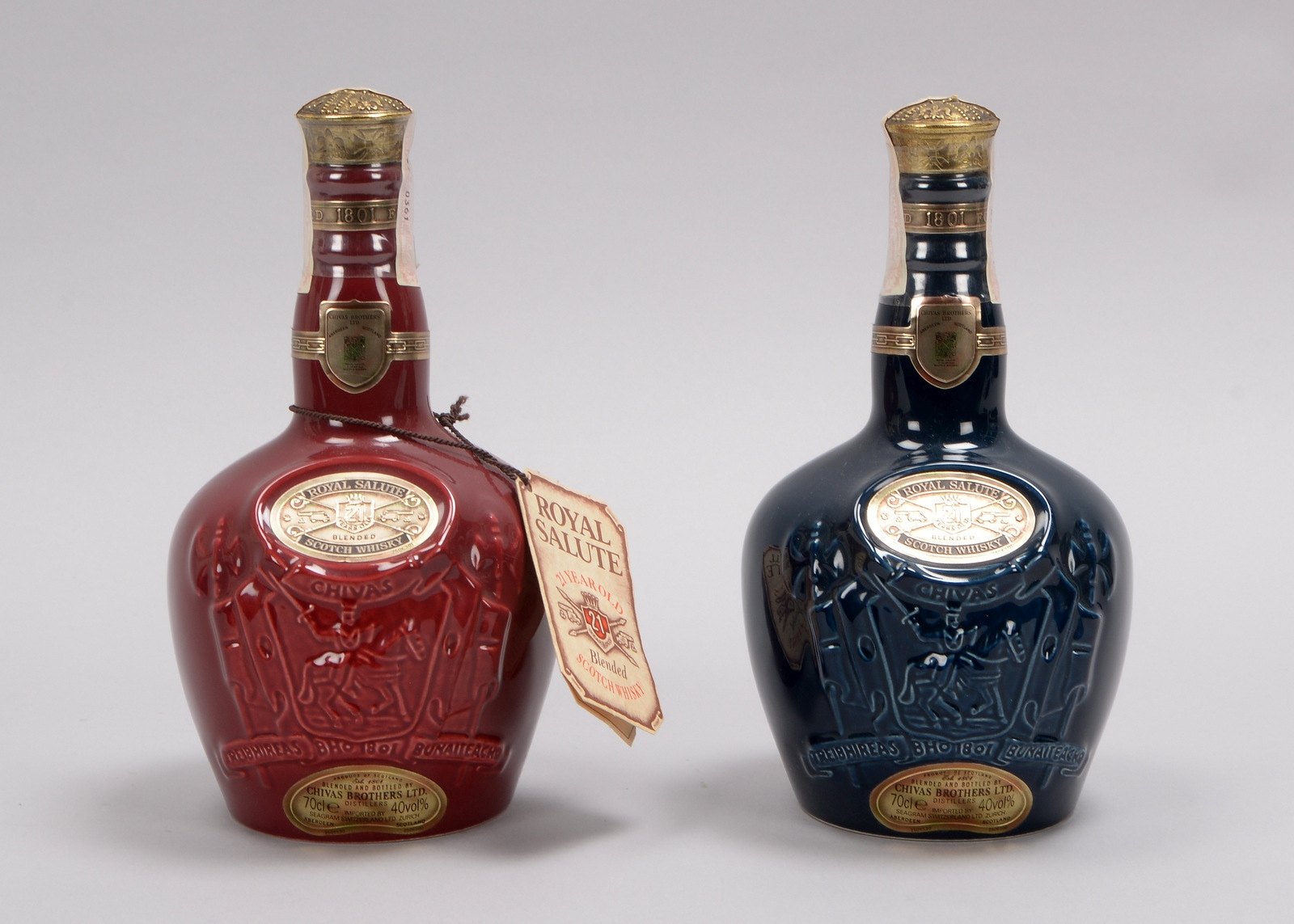 Sammler-Spirituosen: 2x Scotch Whisky, 'Chivas Royal Salute, 21 yrs old'; Rot/Blau