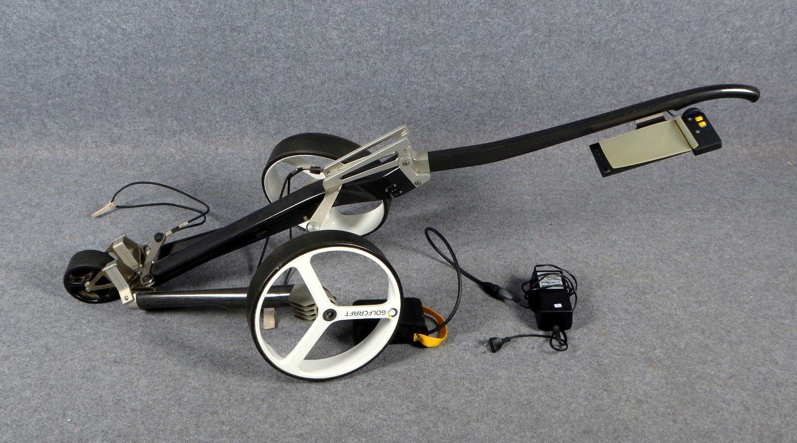 Exklusiver Designer-Golfcaddy, Carbon/Alu, klappbar, elektr., mit Akku