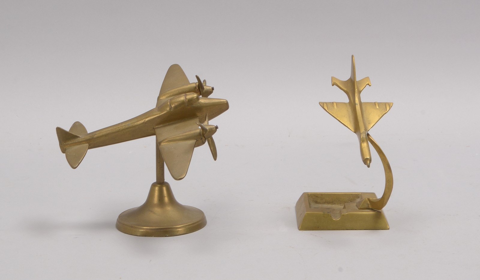 2 Flugzeugmodelle, Tischdekor./1x Aschenbecher, Bronze und Messing