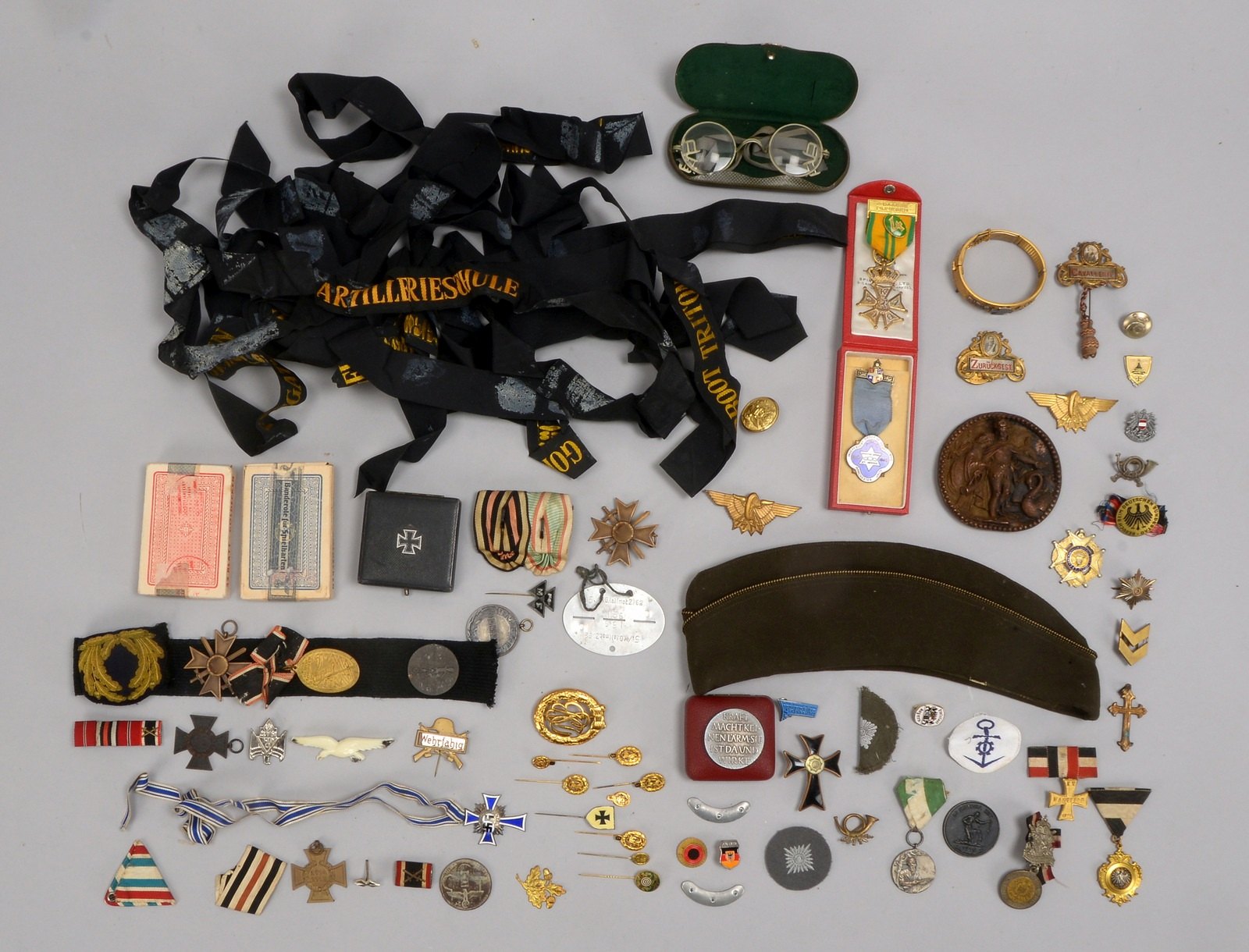 Militaria-Sammlerkonvolut (I. und II. WK, u.a.), div. Teile: 1 Armreif, Etui 'EK', u.a.