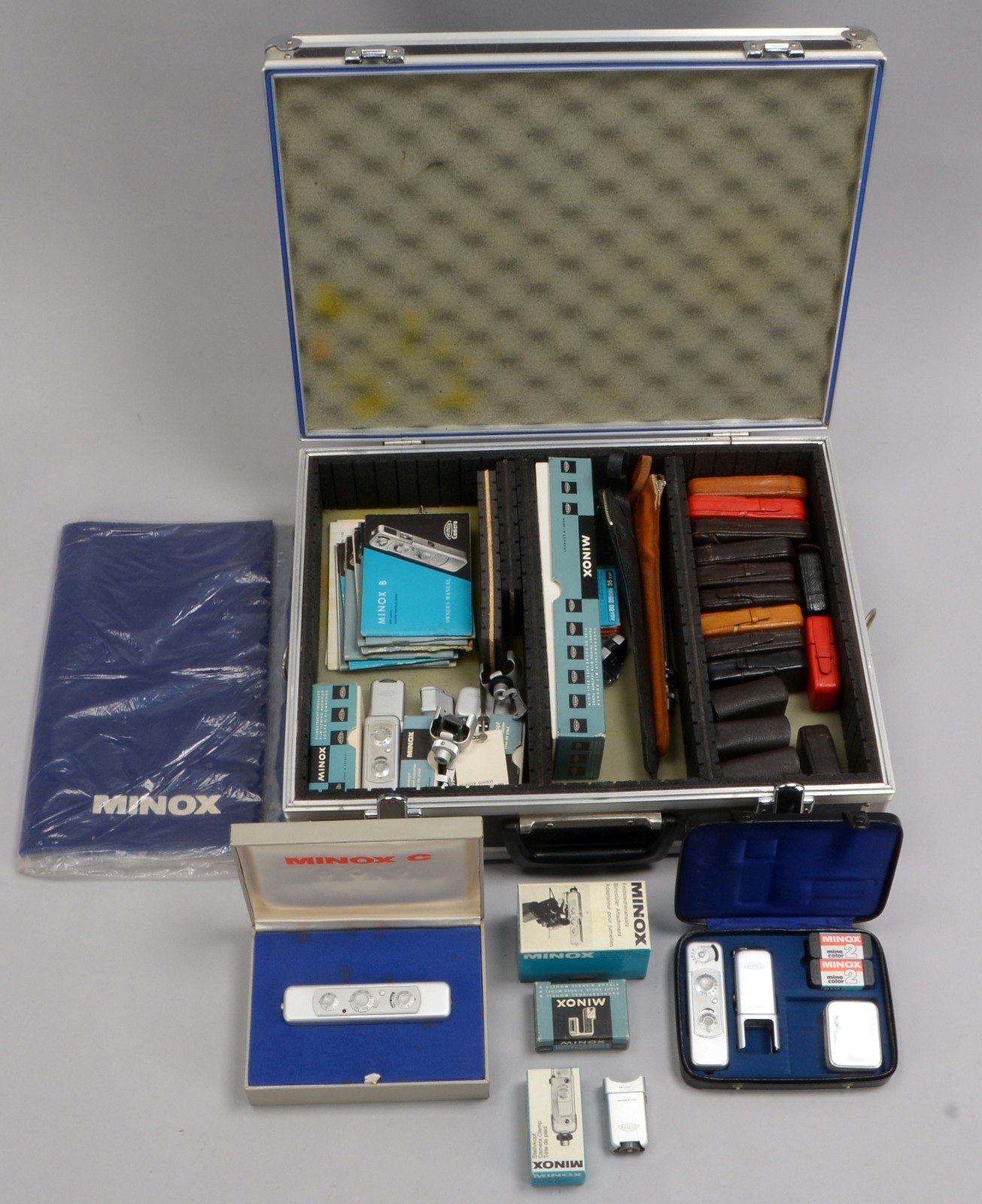 Umfangr. Kamerasammlung, Minox 'A', 'B', 'C', mit viel Zubehör - im Fotokoffer