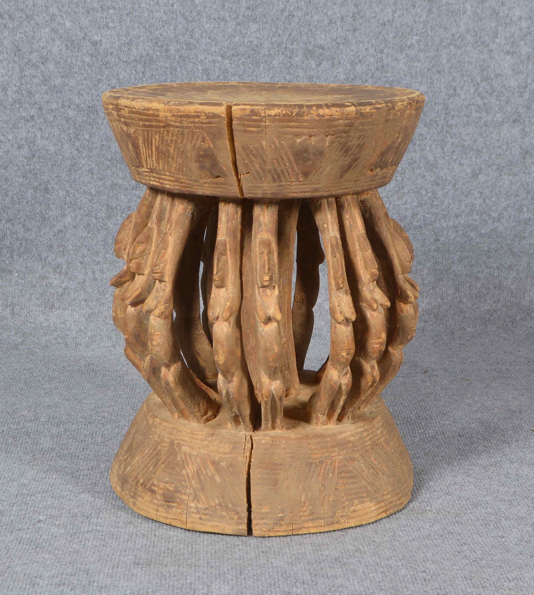 Hocker (Afrika), Holz, mit figürlichem Schaft; Höhe 41 cm, Durchmesser Ø 32 cm