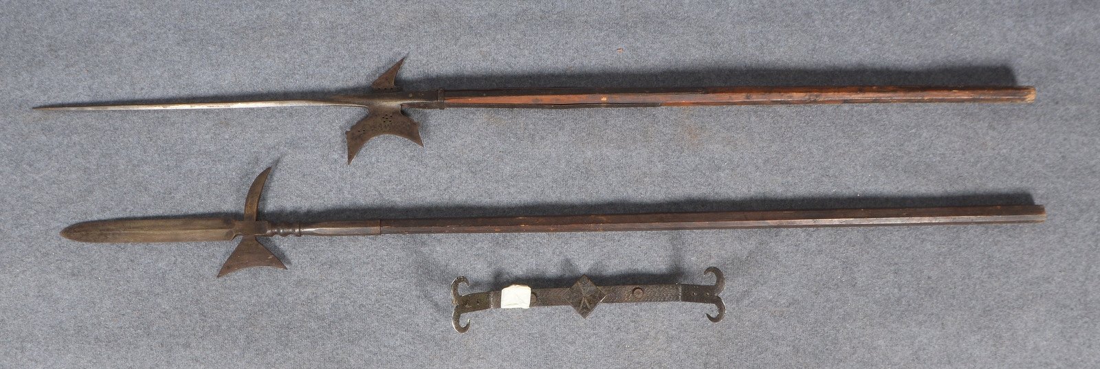 2 Hellebarden, versch. Ausf./1x durchbrochen: 1x Vierkant-Klinge/1x 2-schneidig