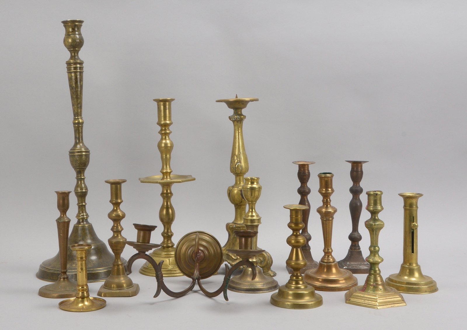 Kleine Sammlung Kerzenleuchter, Messing/Bronze, verschiedene Zeiten und Ausführungen, 14 Stück; unte
