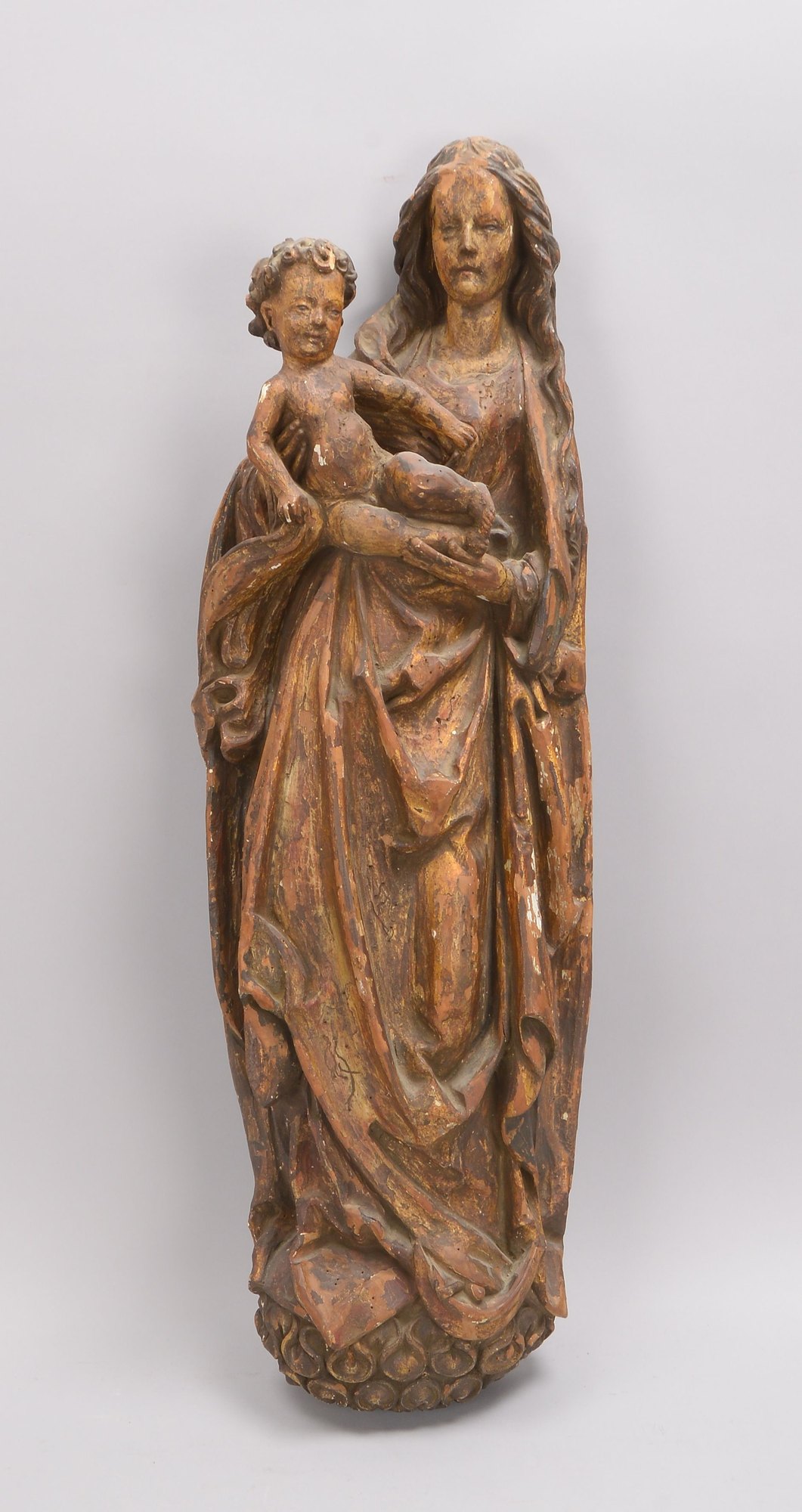 Sakrale Skulptur, 'Maria mit dem Jesuskind', Holz geschnitzt, Figur im Halbrelief; Länge 90 cm