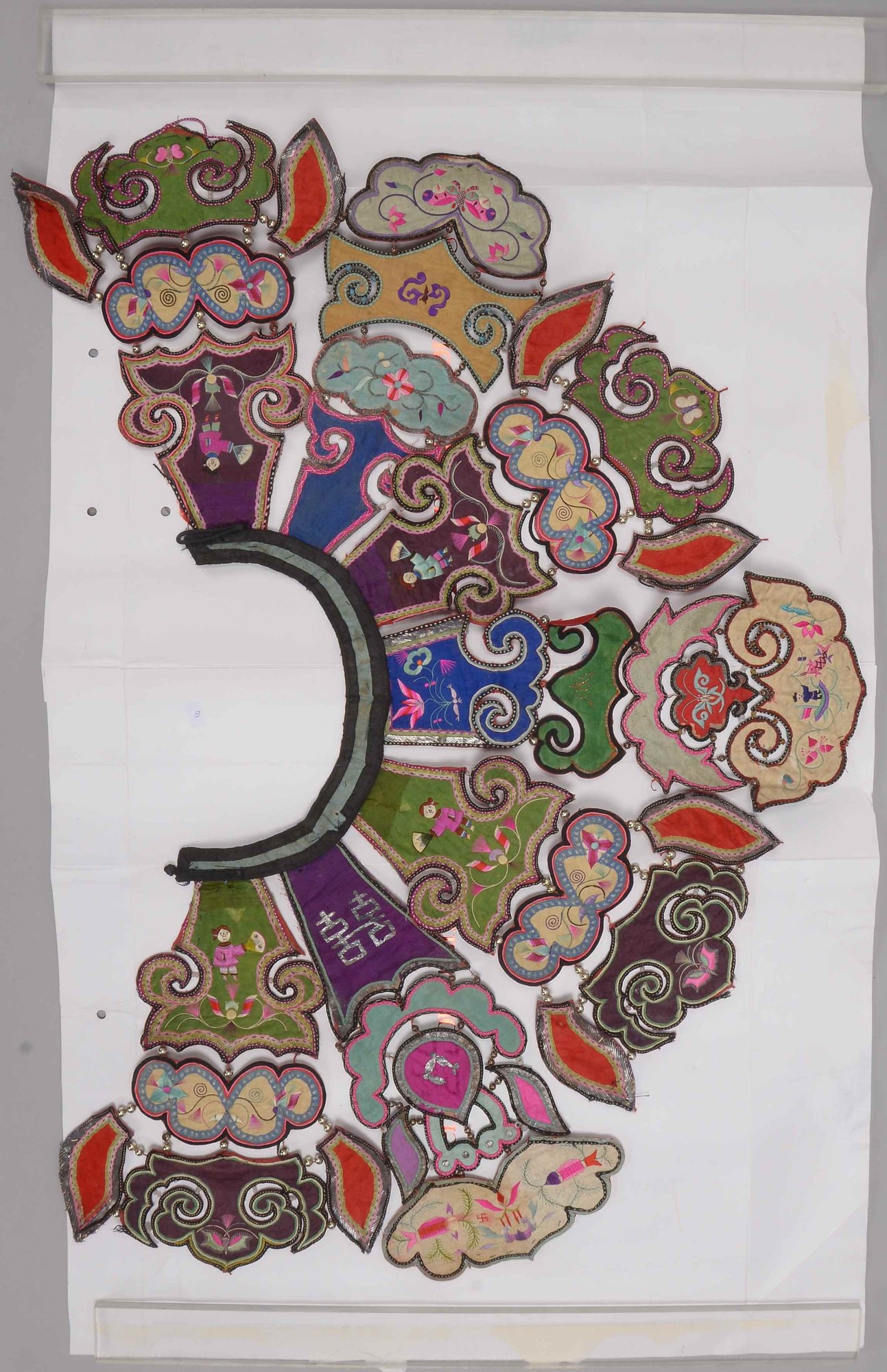 Kleiderkragen (China, Qing-Dynastie), Handarbeit; Maße ca. 73 x 35 cm