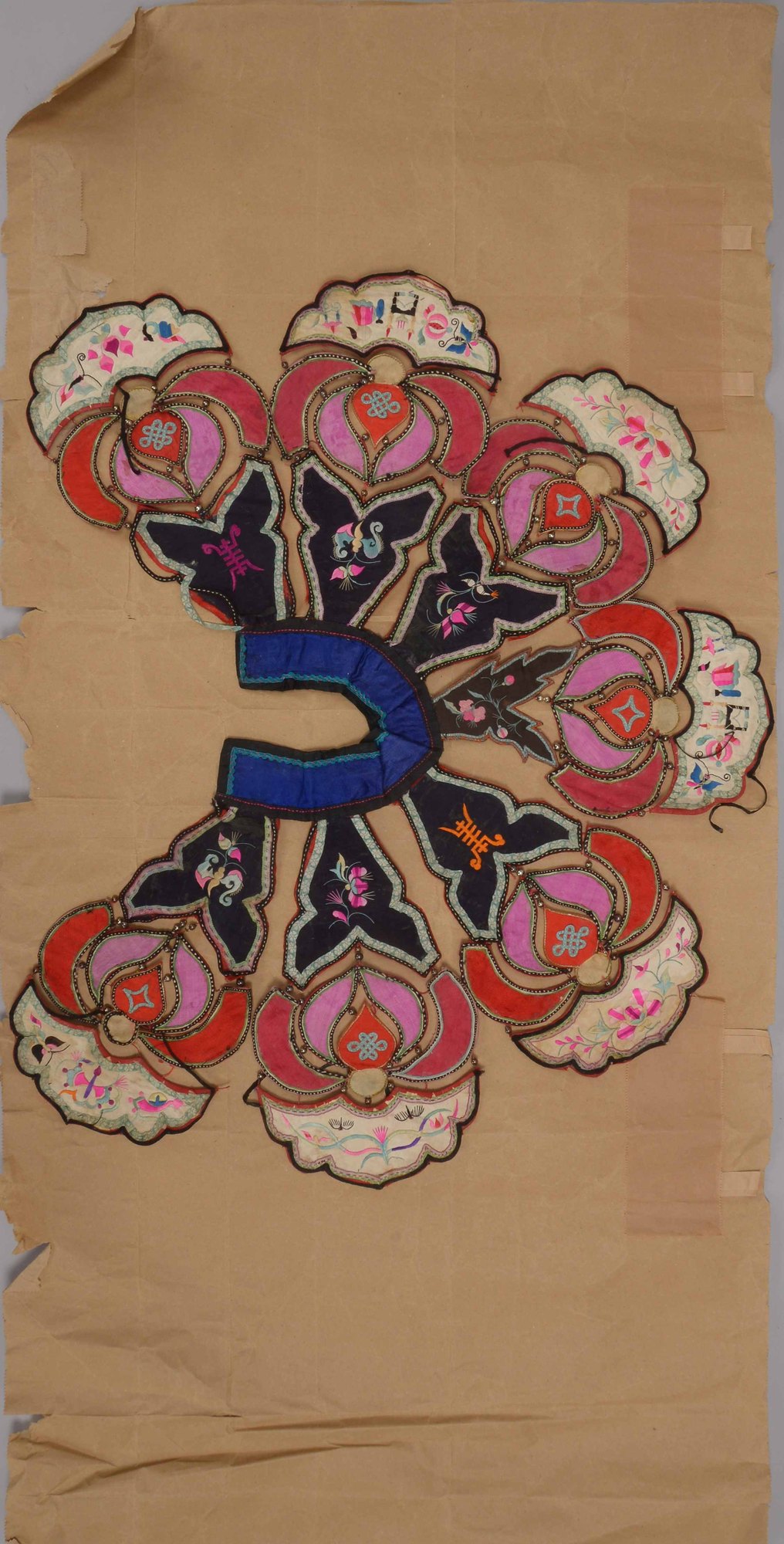 Kleiderkragen (China, Qing-Dynastie), Handarbeit; Maße ca. 65 x 48 cm