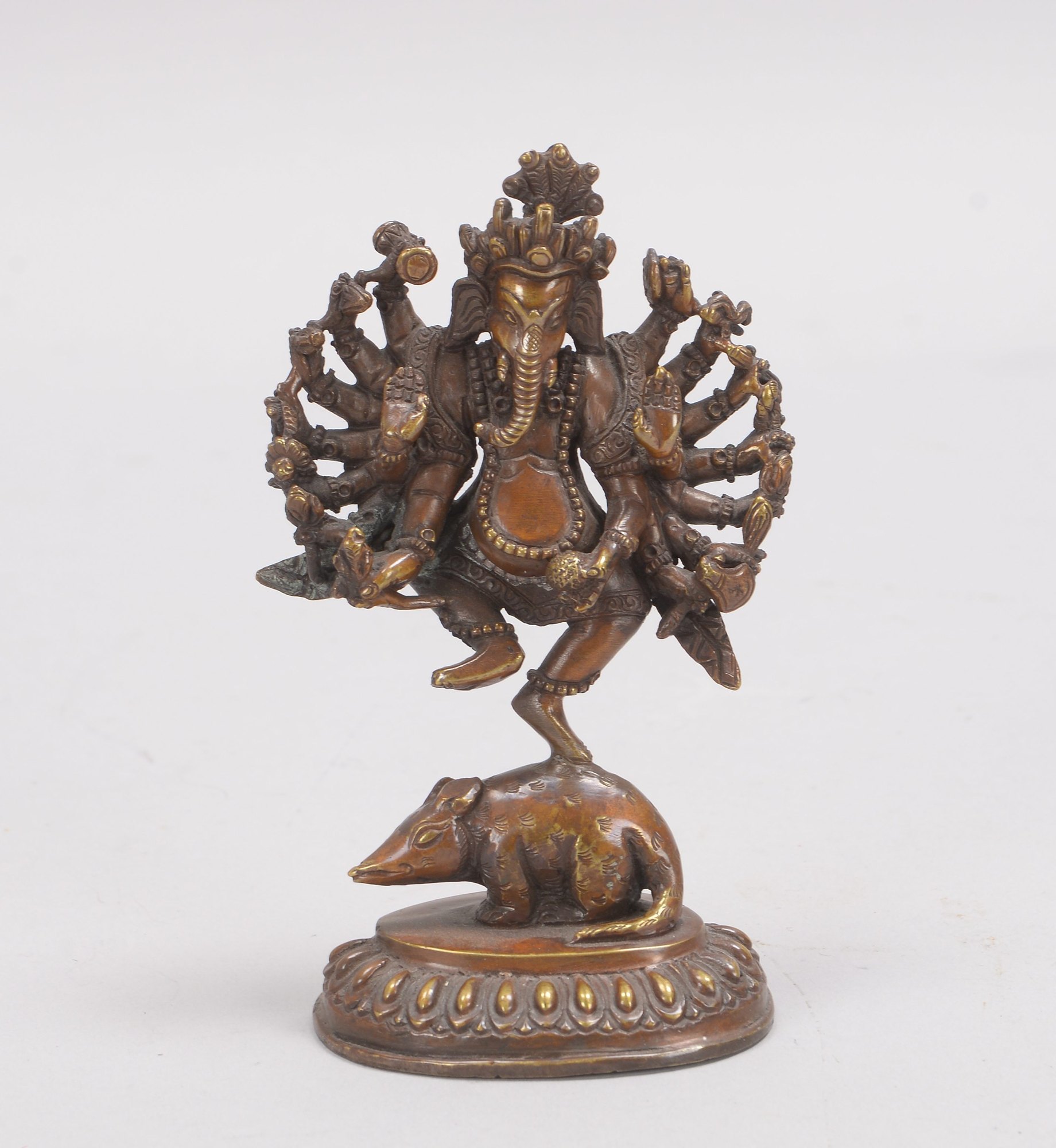 Kleine Bronzefigur (Indien), mehrarmige 'Ganesha' (auf Ratte sitzend), auf Sockel
