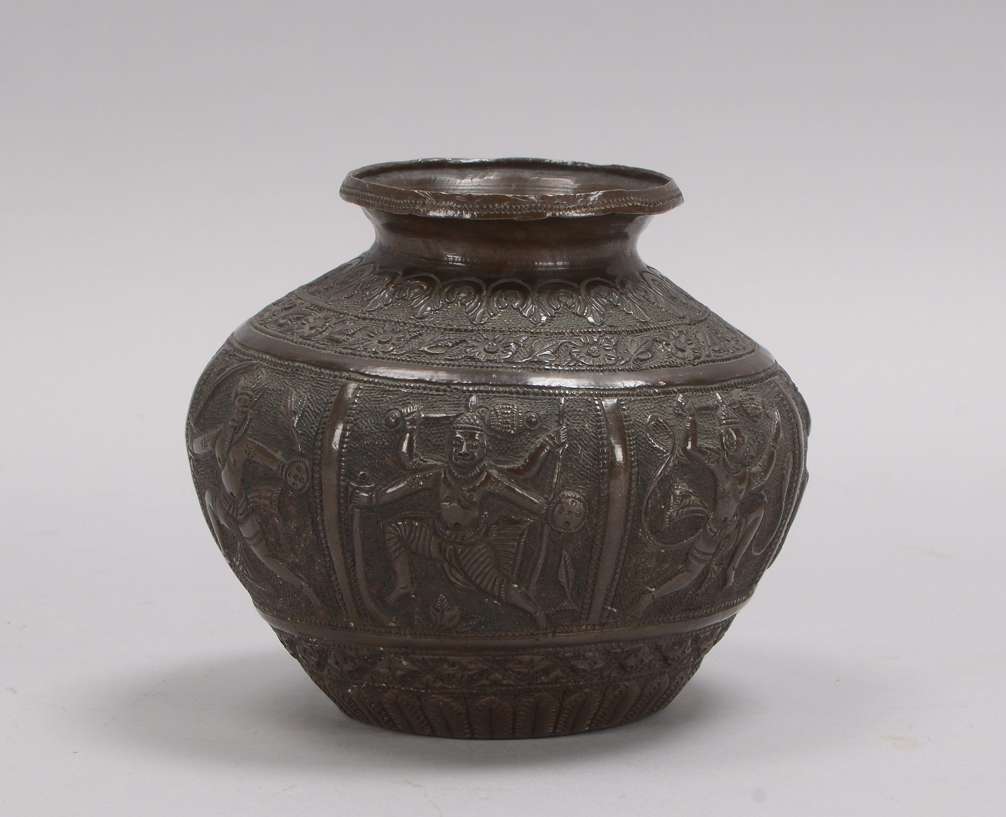 Bronzevase (Indien), Korpus umlaufend mit buddhistischen Szenen; Höhe 12 cm