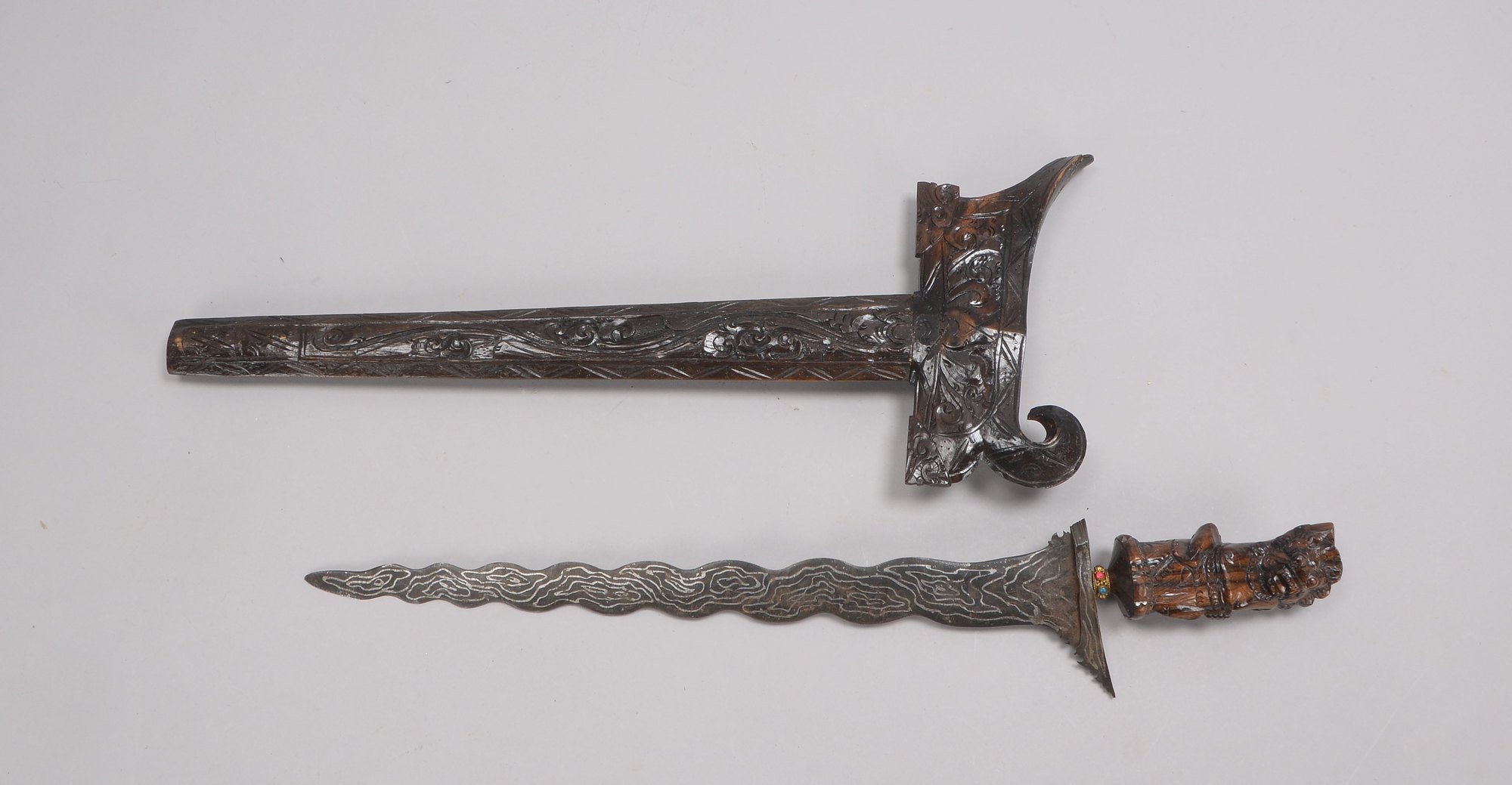 Kris (Indonesien), gewellte Klinge, Holz-Griff und Scheide/geschnitzt; Länge 62 cm