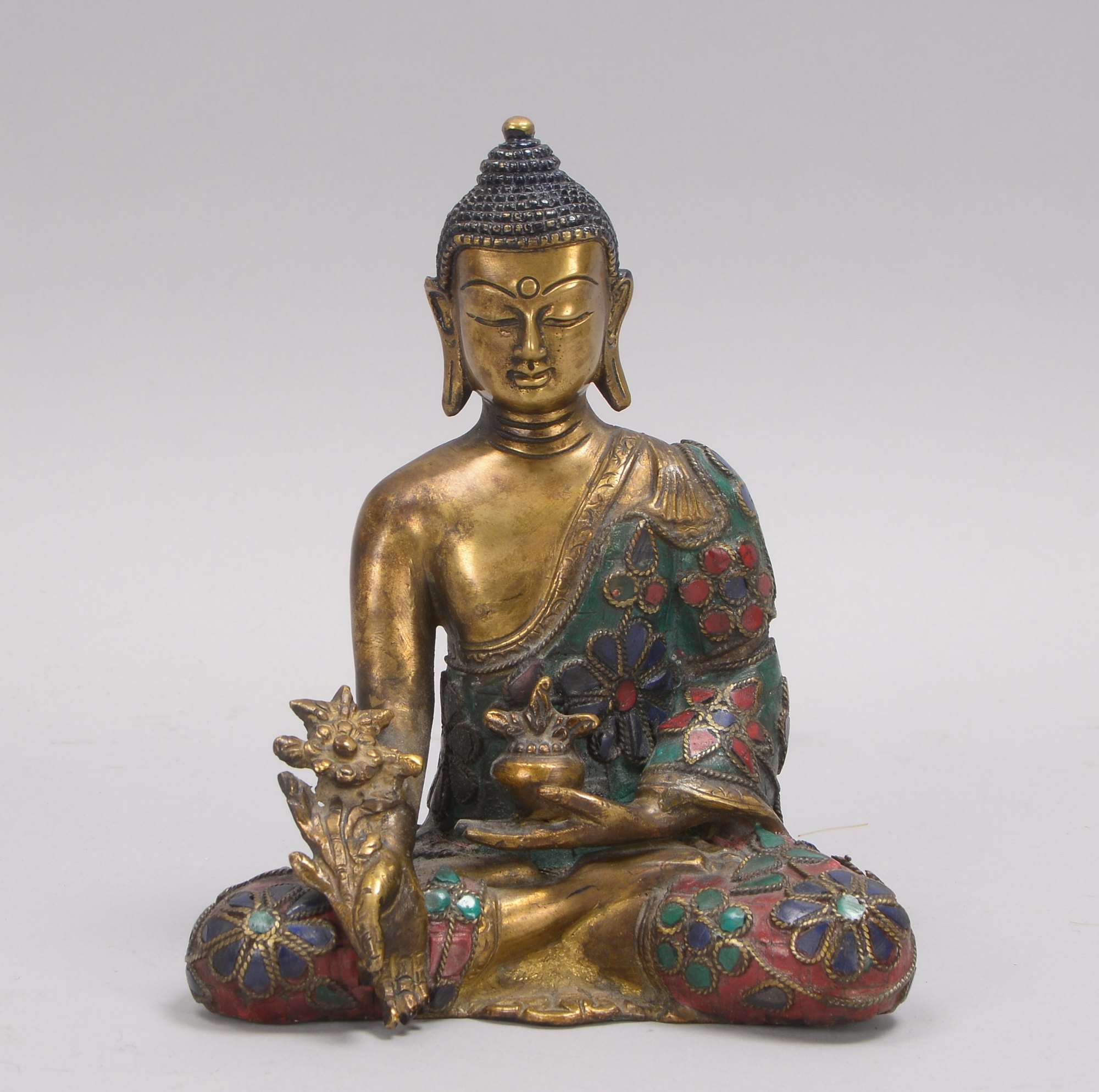 Bronzeskulptur (Nepal), 'Sitzender Buddha' (mit Attributen dargestellt)