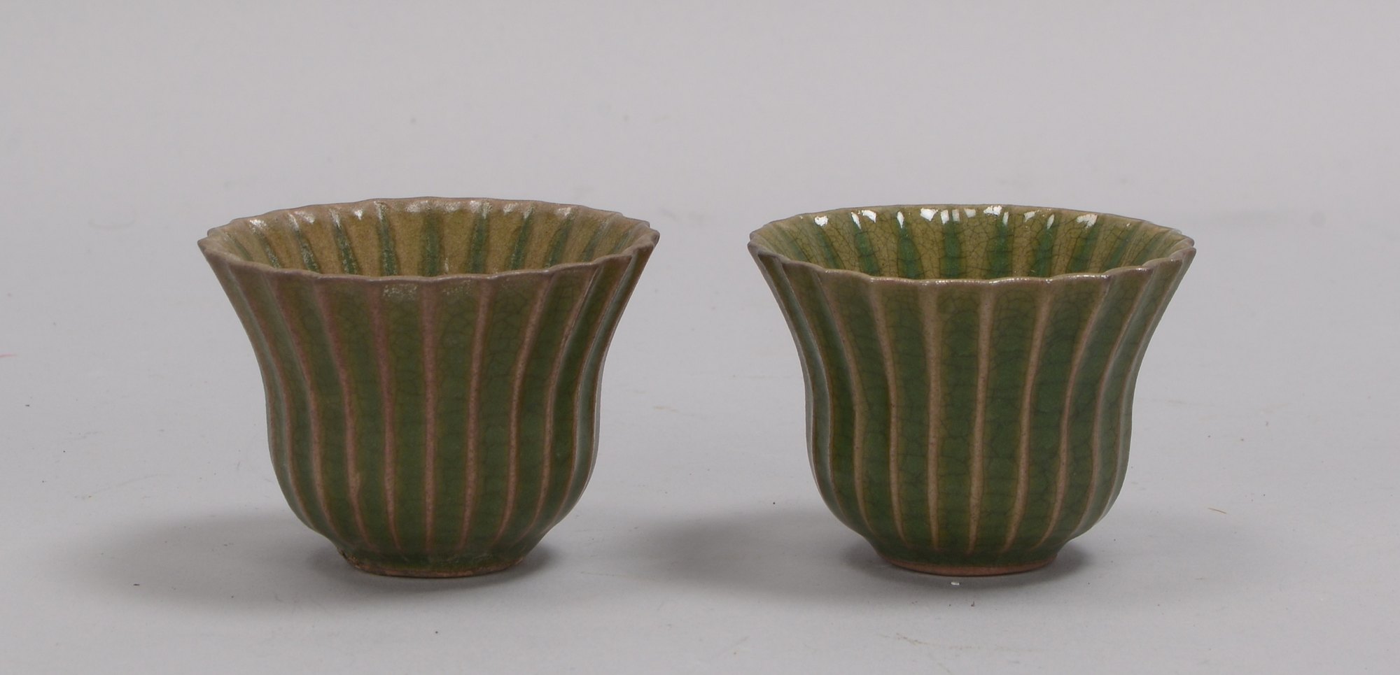 Paar Teetassen (China), Keramik, Glasur in Spinatgrün; Höhe 5,5 cm, Ø 7,5 cm