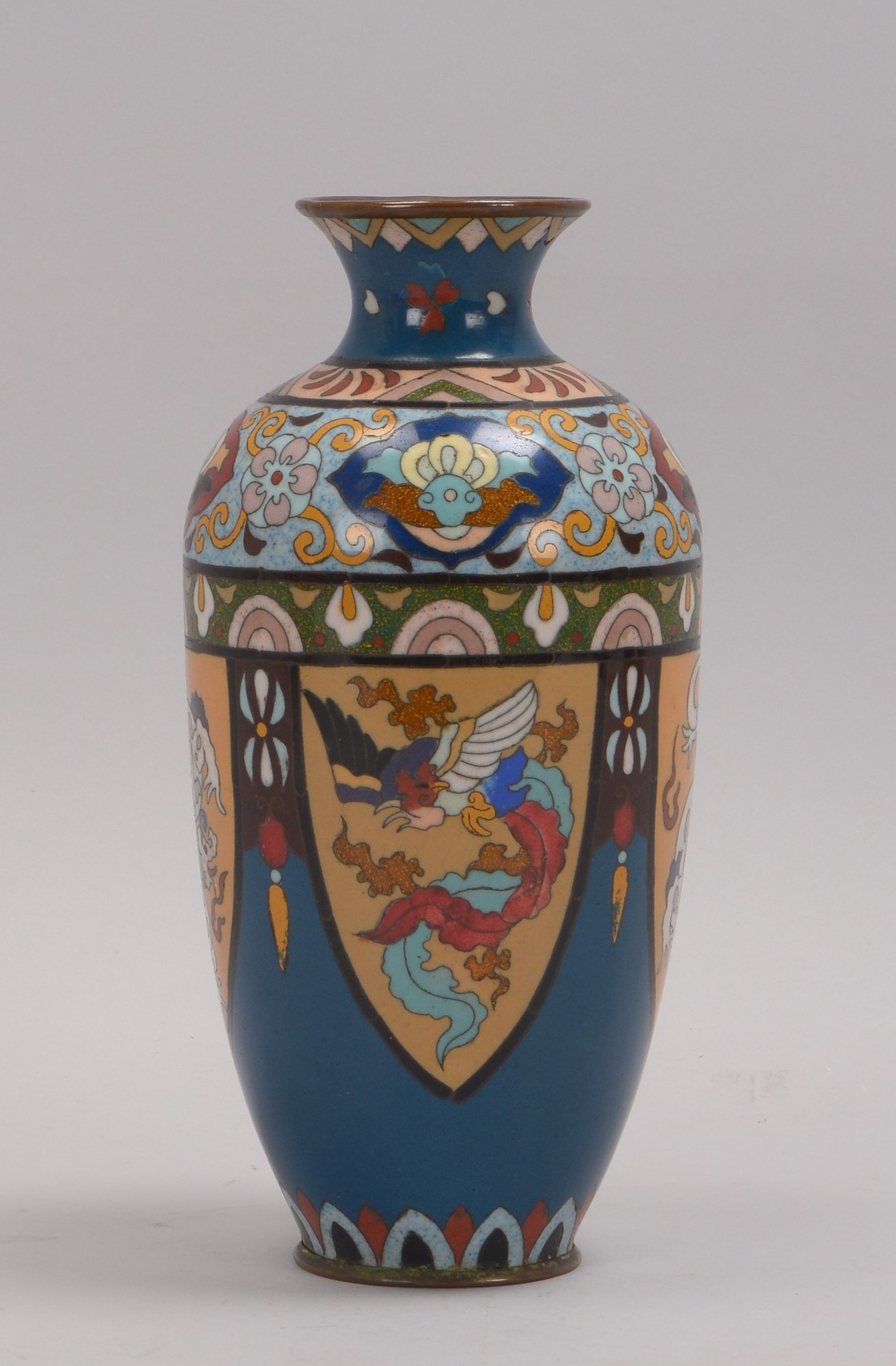 Tischvase (China), Cloisonnéarbeit, Höhe ca. 24 cm