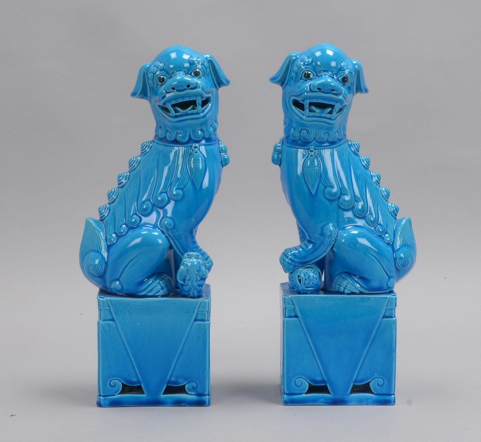 Paar Keramikfiguren (China), 'Fu-Hund-Pärchen', Figuren mit blauer Überglasur