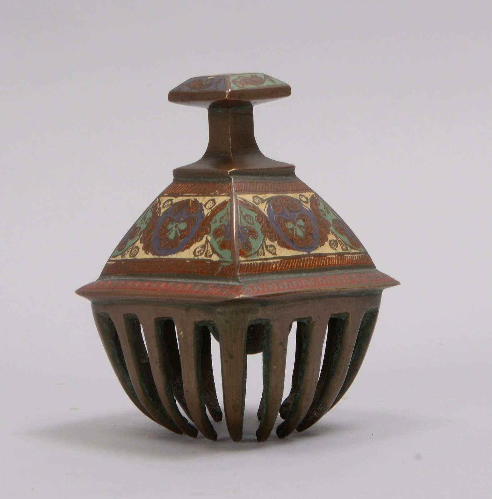 Tempelglocke, alt, Bronze, umlaufend mit Verzierungen; Höhe 10,5 cm