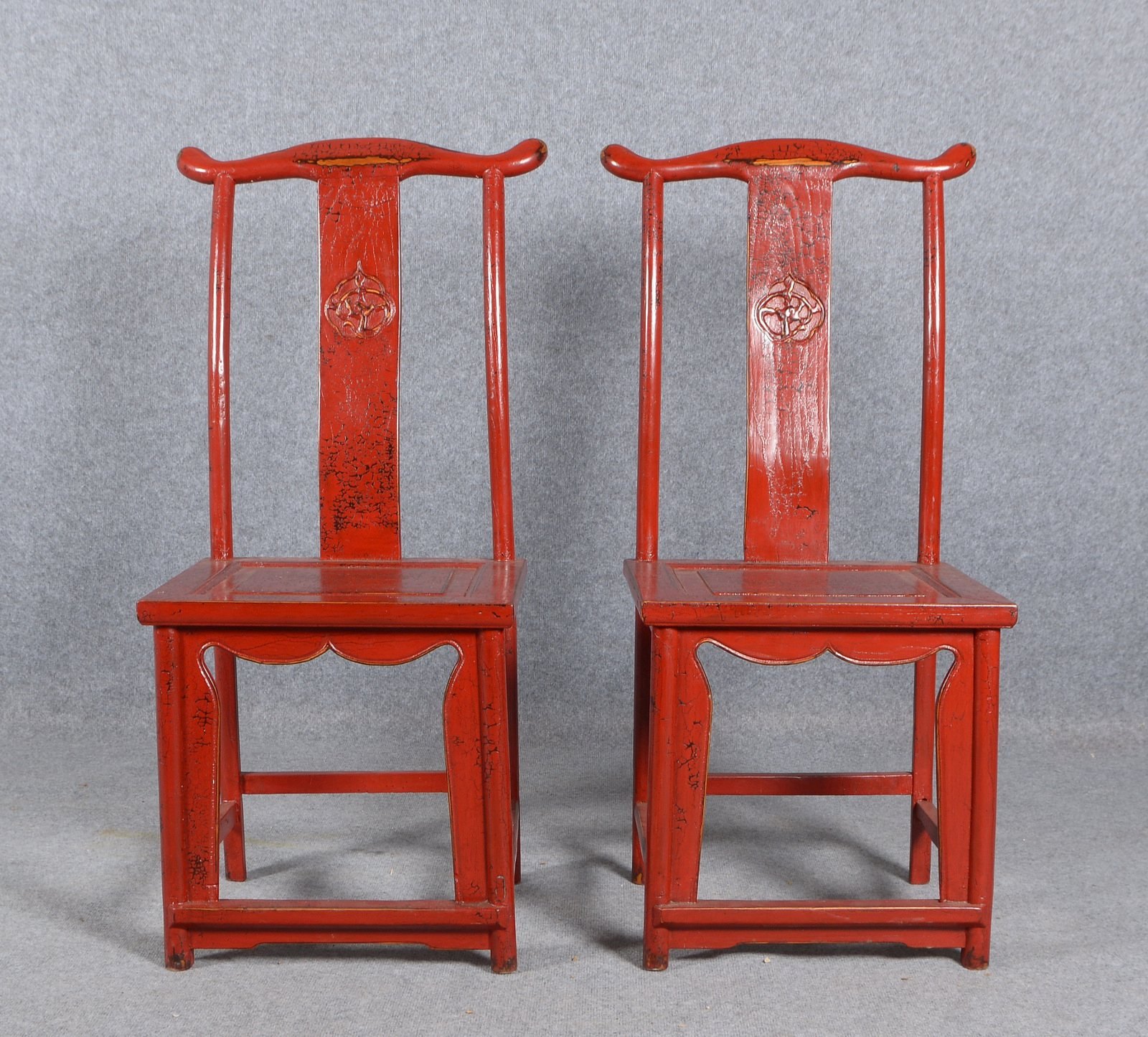 Paar Stühle/Hochlehner (China), Edelholz, Lehne mit geschn. Ornament, Rotlack