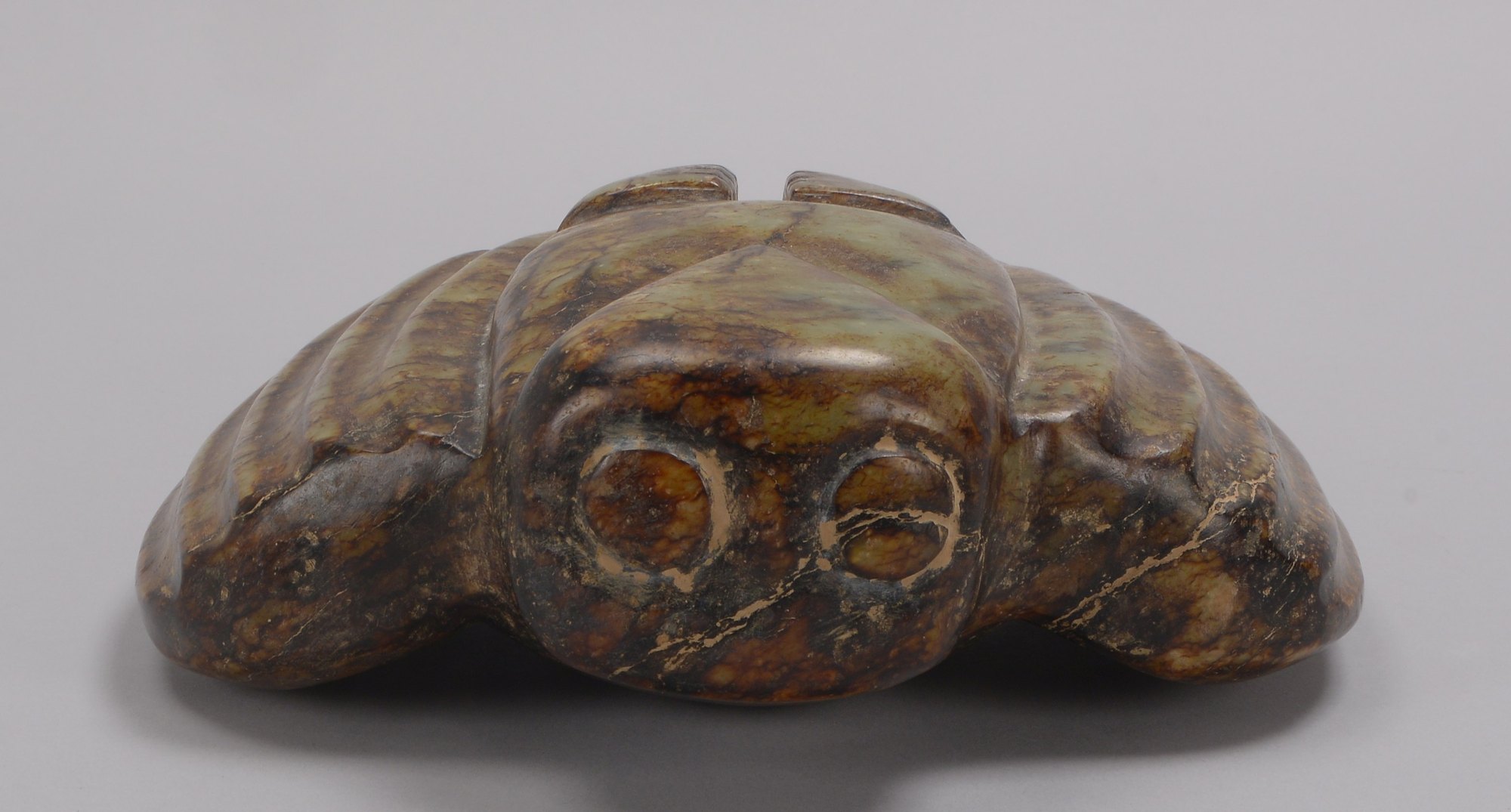 Jadeschnitzerei (China), stilisierte Vogelfigur 'Eule' - schwere Ausführung!; Maße 25 x 23 cm