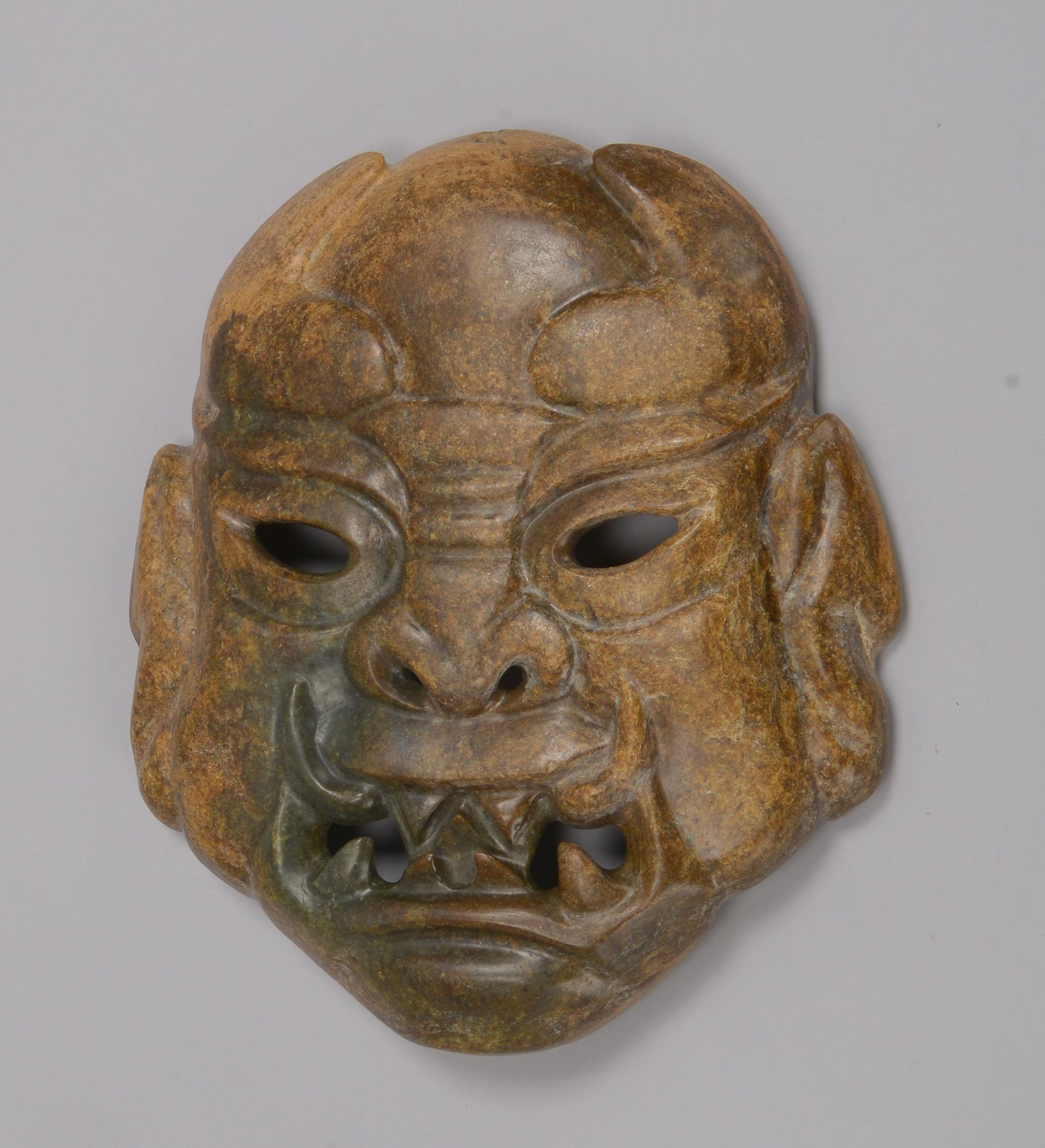 Jadeschnitzerei (China), 'Gesichtsdarstellung - Maske', scheibenförmig, mit einzelner Bohrung für Au