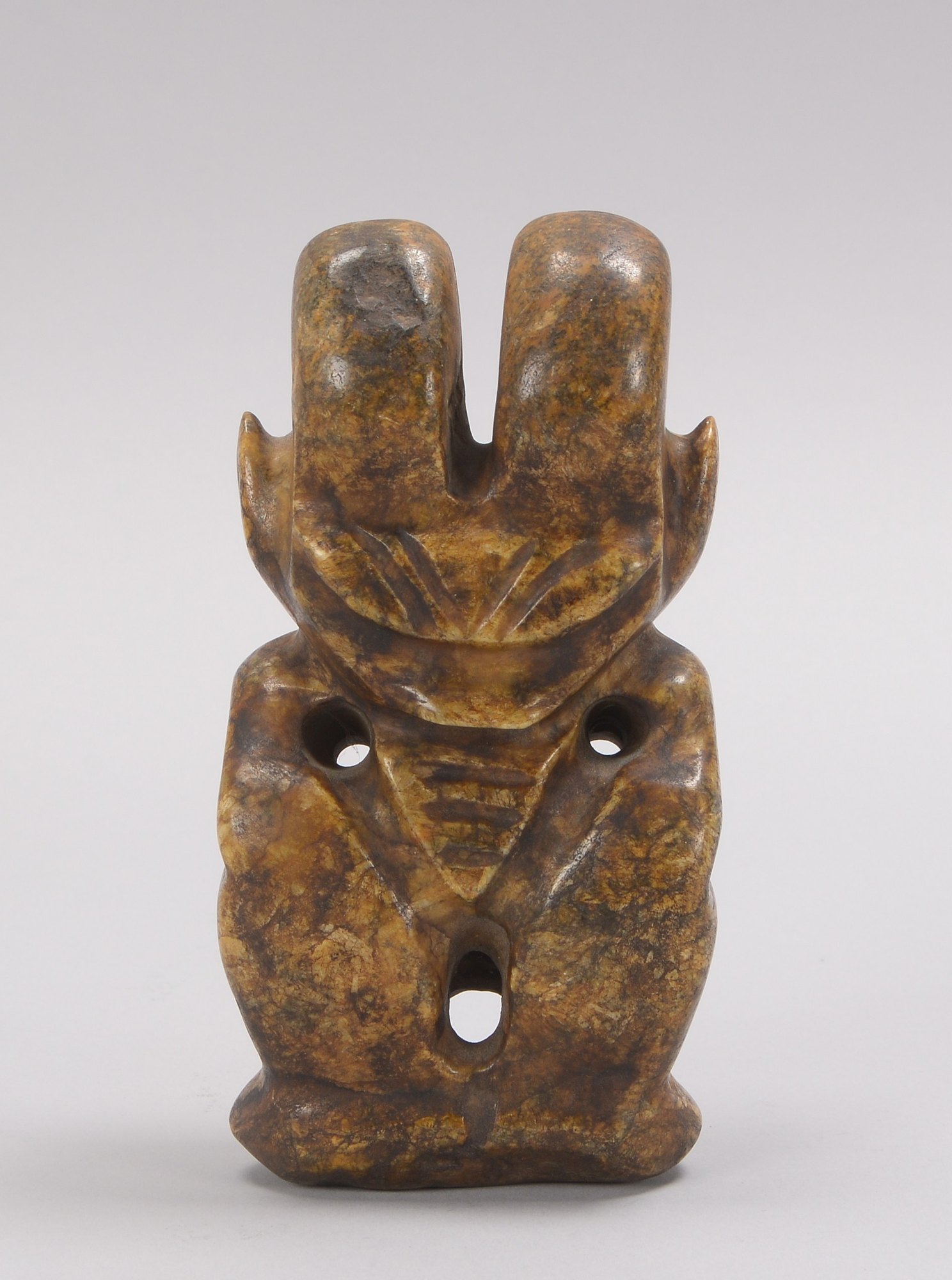 Jadeschnitzerei (China), abstrakte Figurendarstellung/'Gehörntes Wesen', Figur mit 2x Bohrungen für