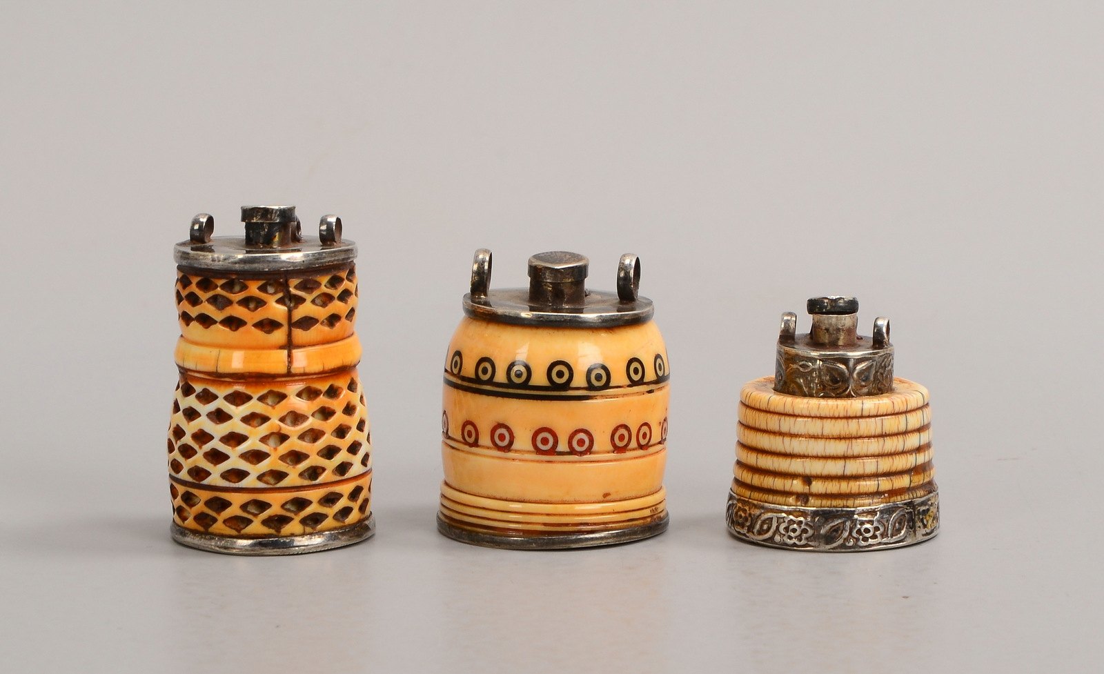 Kl. Behältnis-Konvolut (wohl China/Netsuke-Art), 3-tlg.: Bein-Gefäße/Silbermontur
