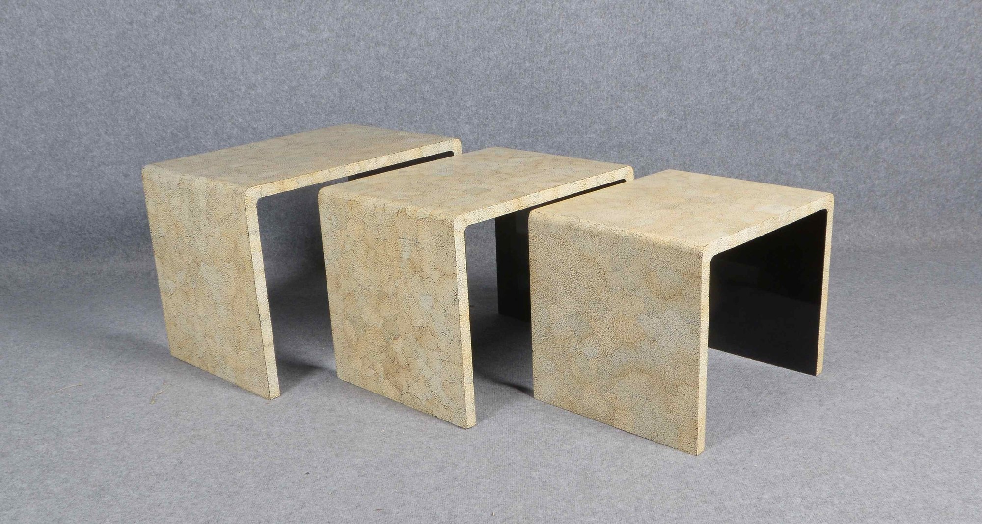 Dreisatz-Tisch (Vietnam), Oberfläche mit Eierschalenbesatz, unterseitig Klavierlack in Schwarz