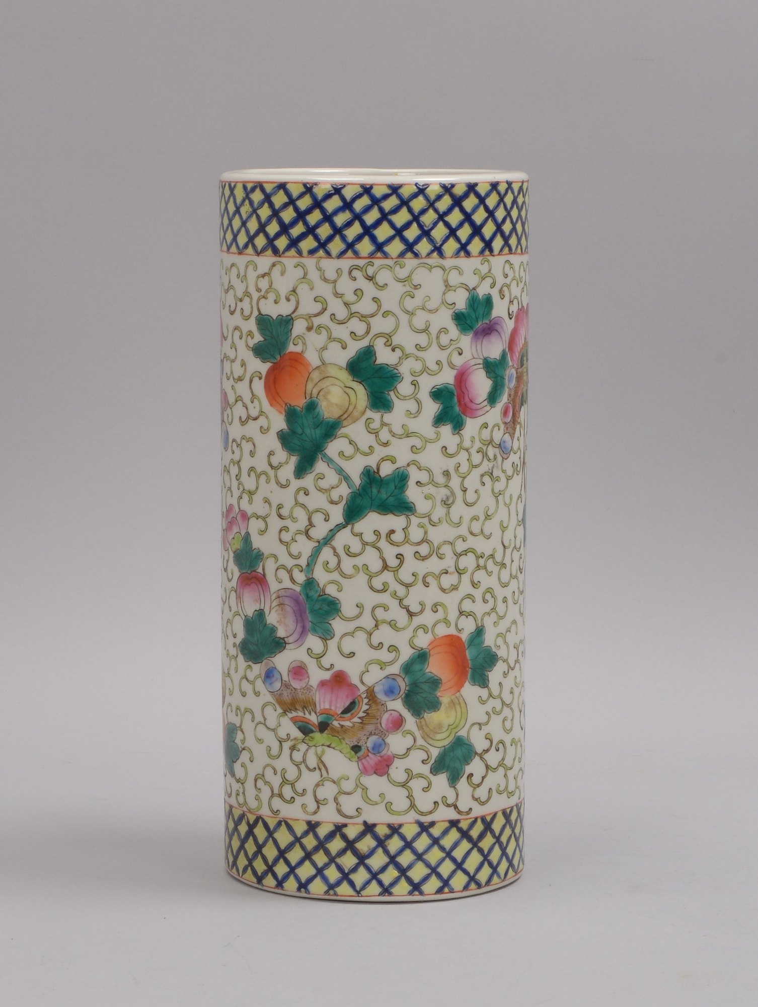 Zylindervase (China), umlaufend mit feiner polychromer Bemalung (Früchte- und Faltermotive)