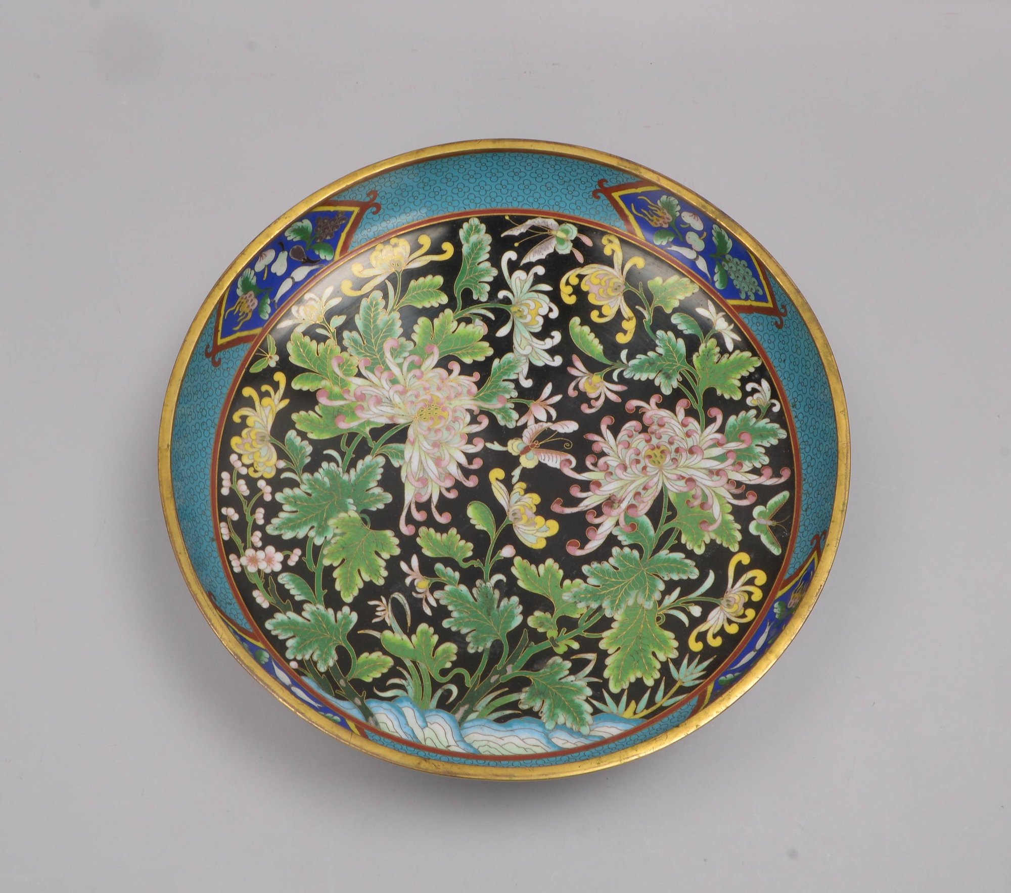Große Fußschale (China, 19. Jahrhundert), Cloisonné-Arbeit, mit Blumendekor; Höhe 11 cm, Ø 38 cm