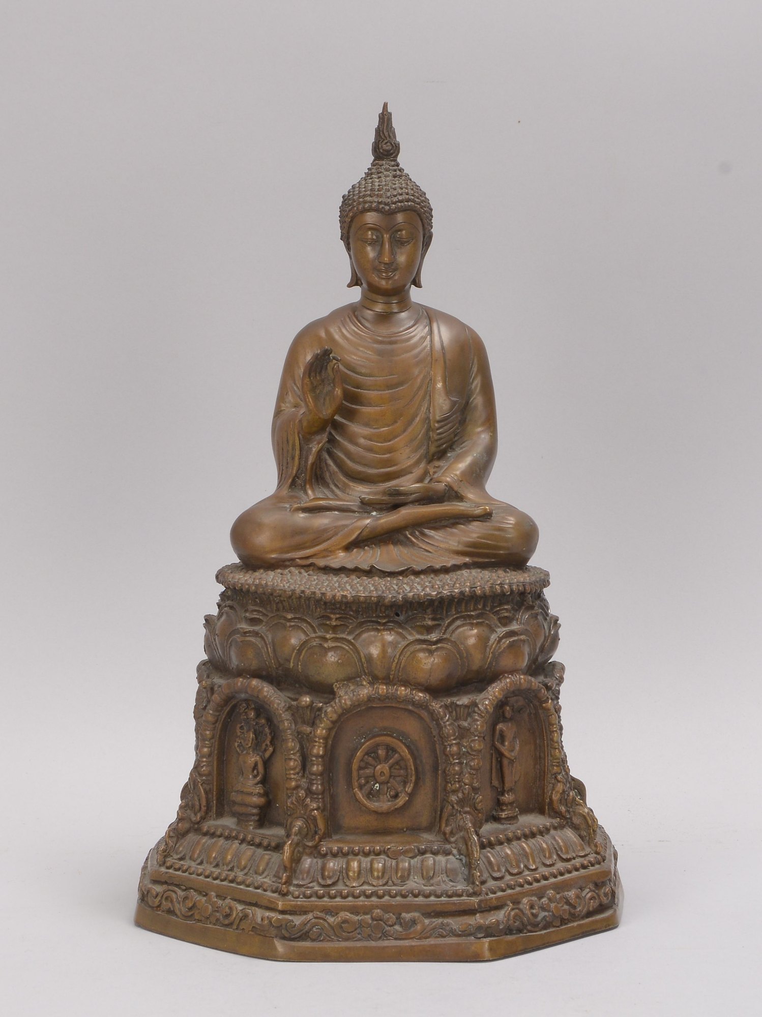 Bronzeskulptur (Indien), 'Sitzender Buddha', Figur umlaufend mit szenischen Reserven, Hohlguss