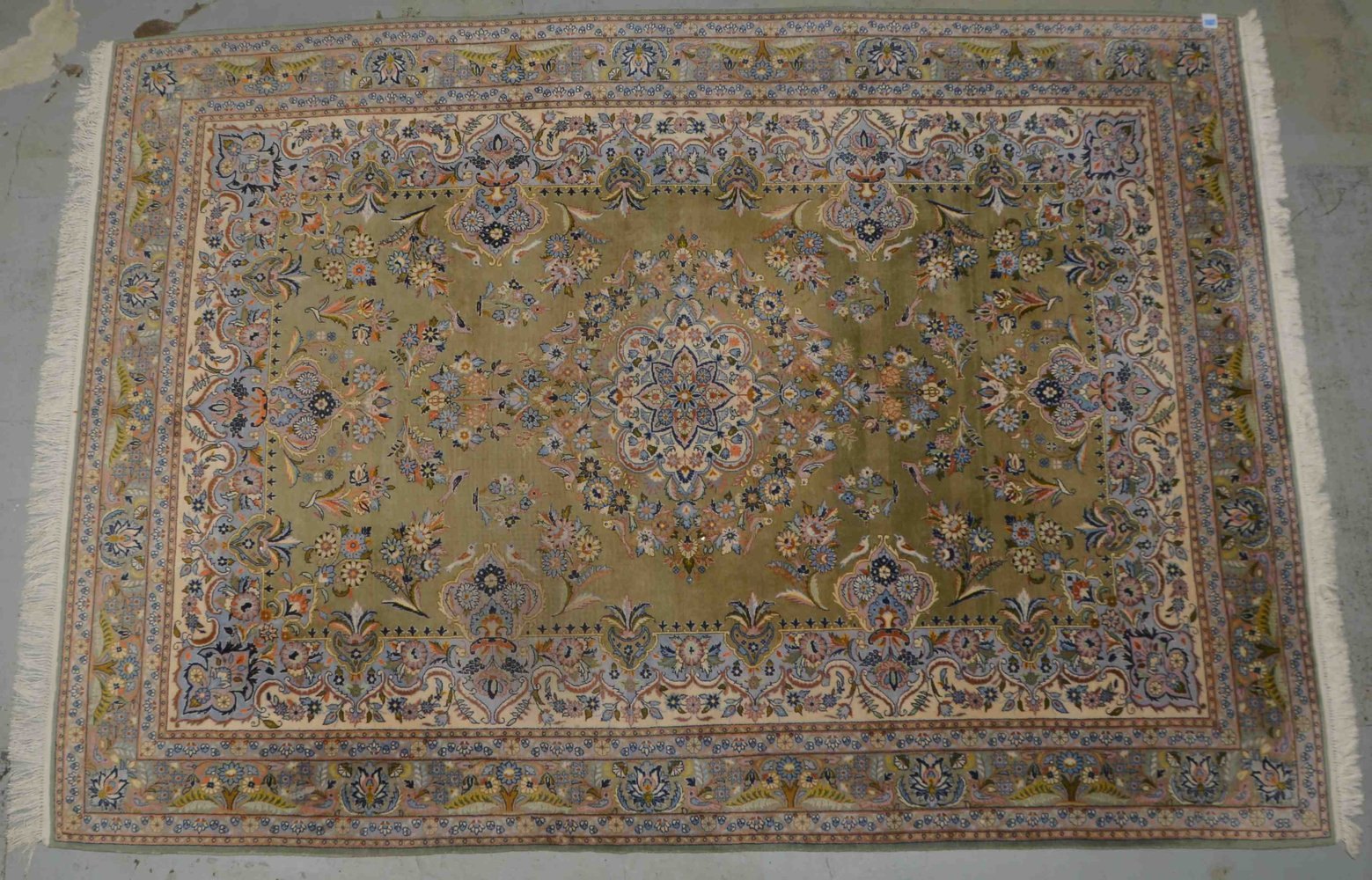 Gr. Orientteppich, mittelfeine Knüpfung, floral gemustert/auf beige-grünem Feld