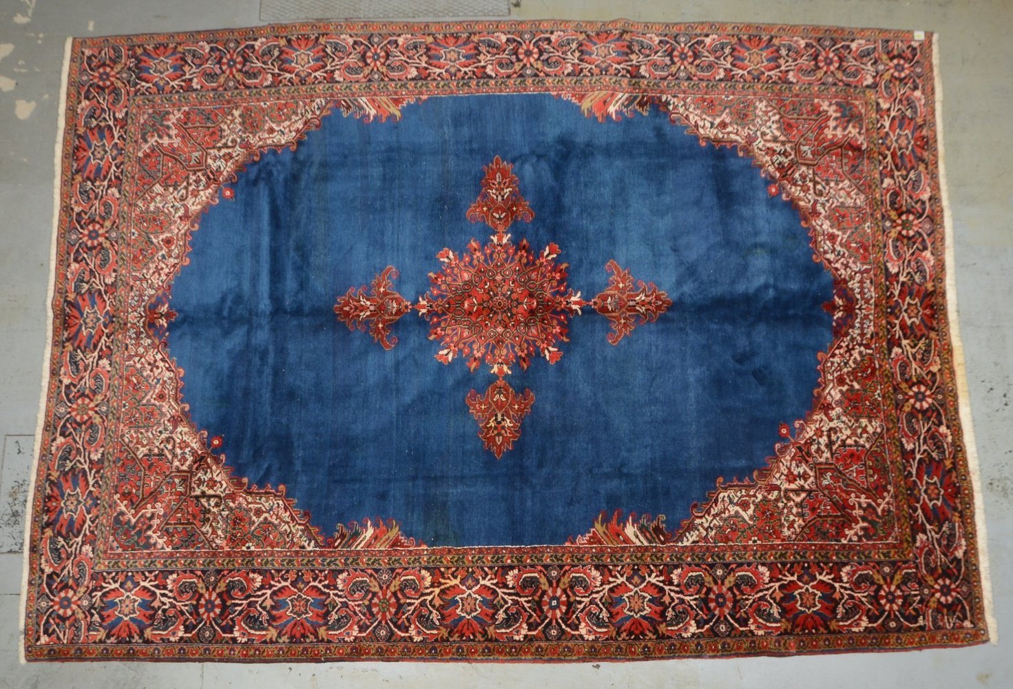 Großer Heriz, grobe feste Knüpfung, blaues Mittelfeld mit Medaillon