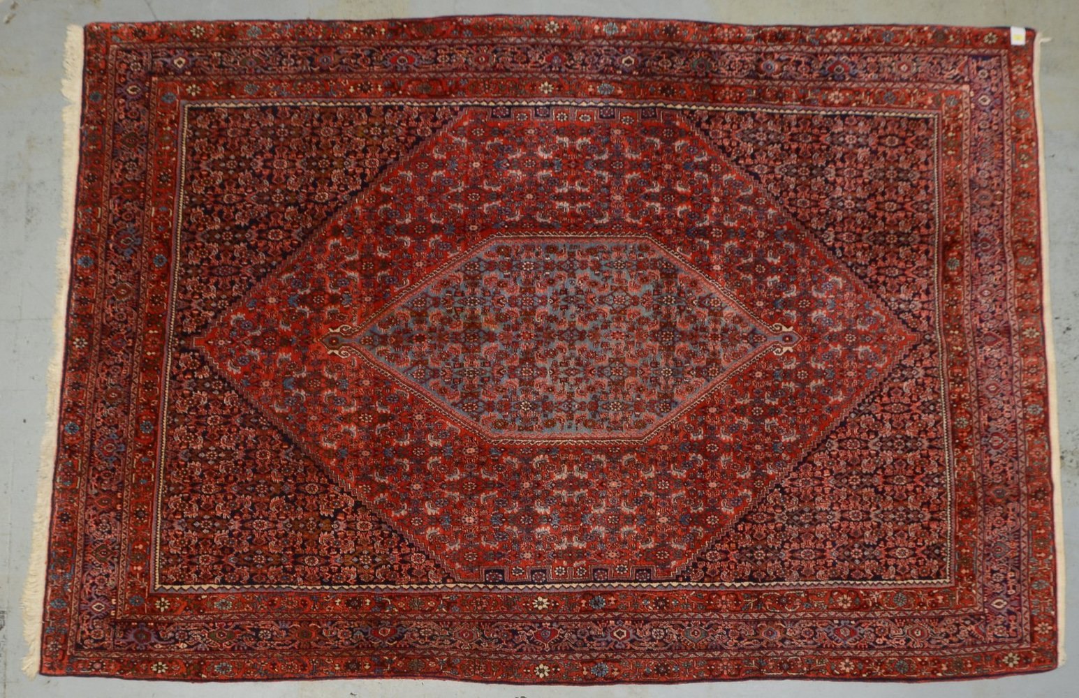 Bidjar, mittelfeine Knüpfung, hochflorig, in sehr gutem Zustand; Maße 340 x 235 cm