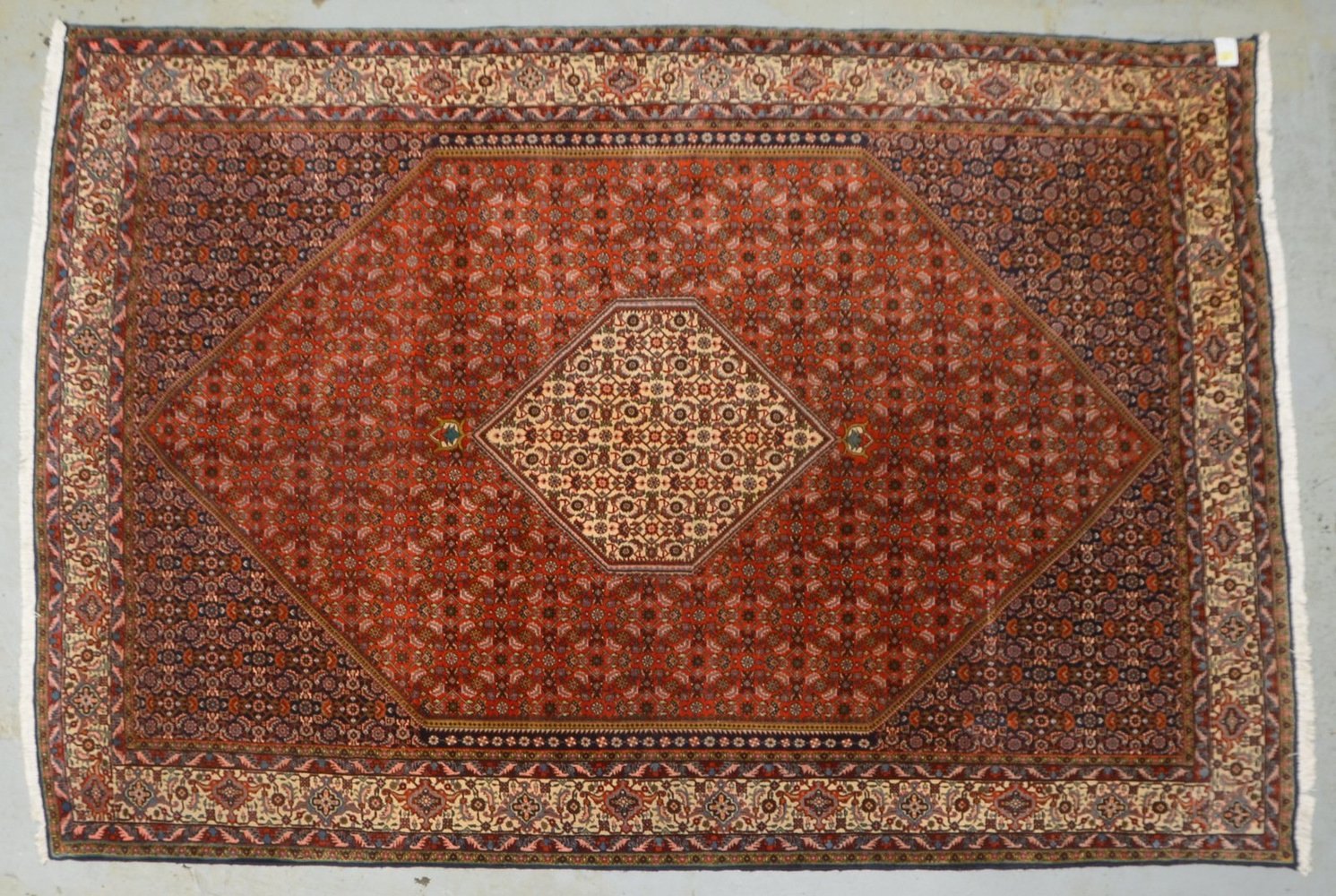 Bidjar, mittelfeine/feine Knüpfung, fester dichter Flor, guter Zustand; Maße 300 x 200 cm