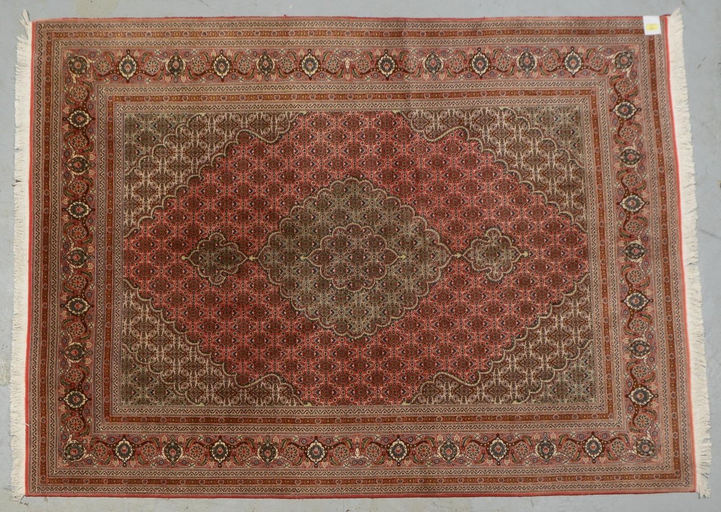Täbriz, mit Seidenanteilen, feine/mittelfeine Knüpfung, gleichmäßiger Flor