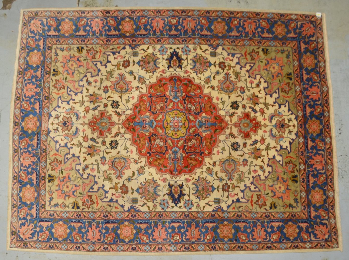 Täbriz, mittelfeine feste Knüpfung, hellgrundig; Maße 330 x 260 cm