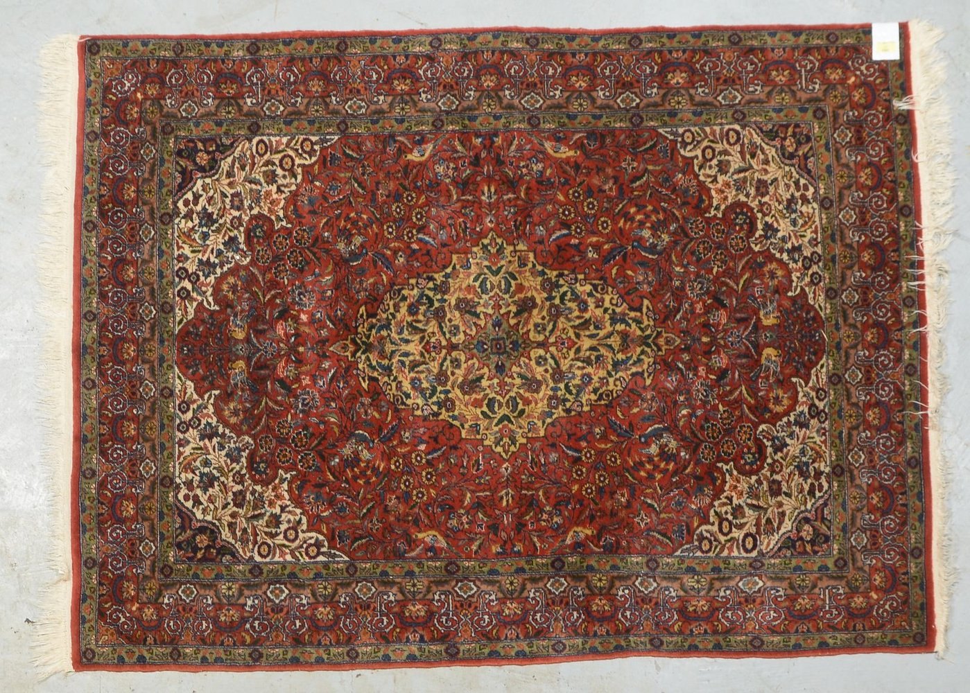 Orientbrücke, mittelfeine Knüpfung, Flor in gutem Zustand; Maße 166 x 124 cm