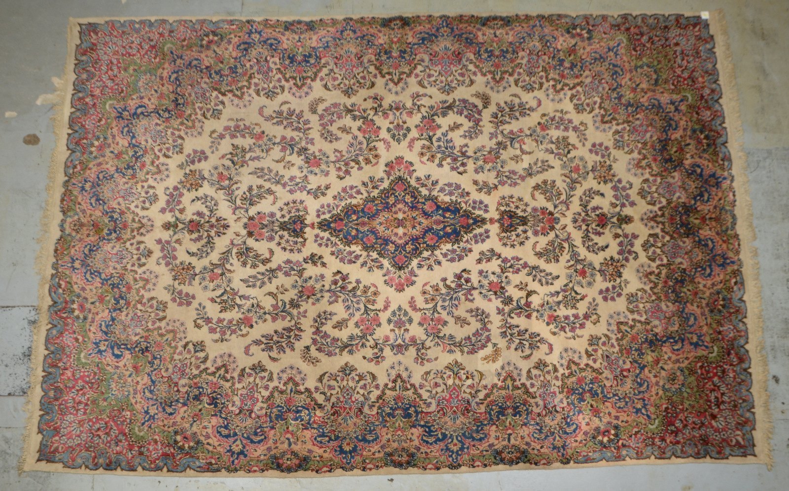 Kirman, feine Knüpfung, hellgrundig; Maße 450 x 301 cm (Gebrauchsspuren)