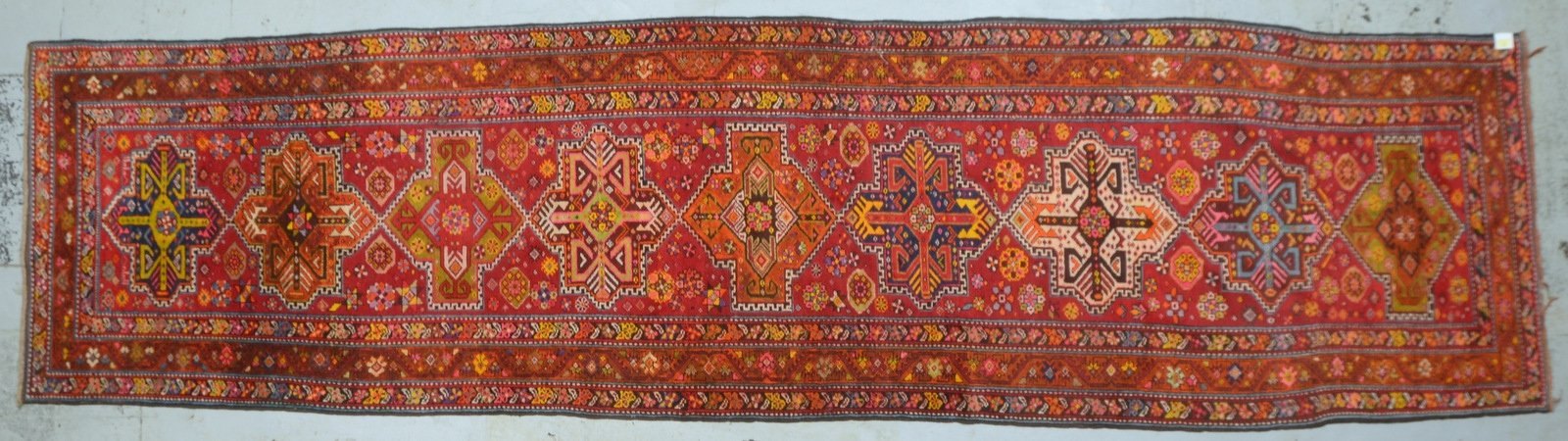 Orientgalerie, grobe Knüpfung, farbintensive Gestaltung, gleichmäßiger Flor