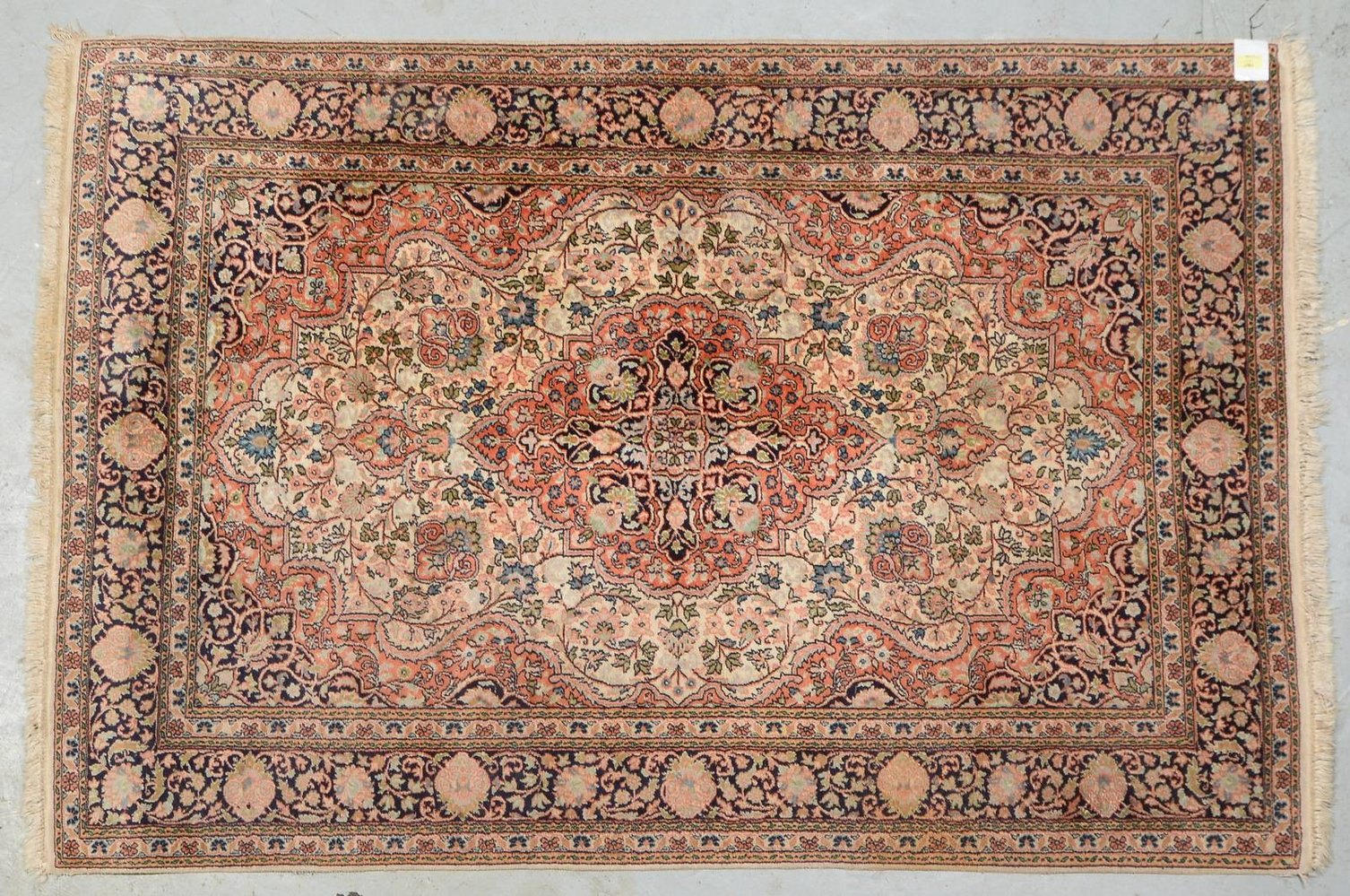 Seidenbrücke (Indien), feine Kn., gleichm. Flor - in gutem Zustand; Maße 188 x 126 cm