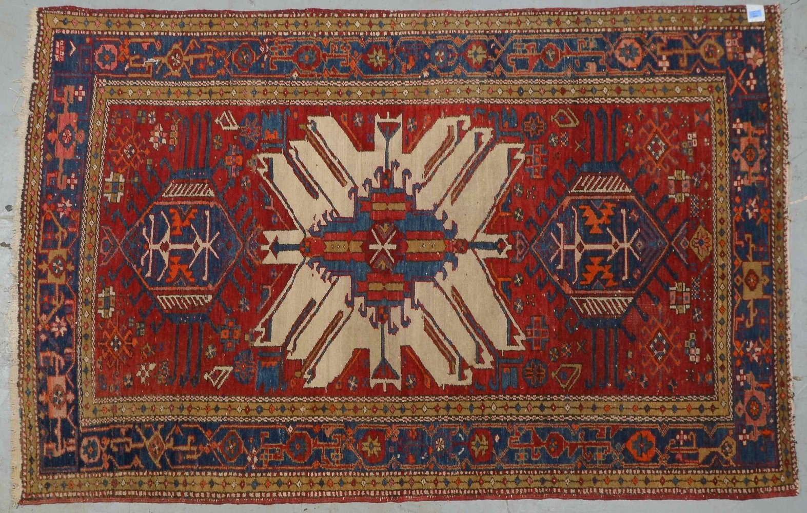 Orientteppich, älter; Maße 220 x 144 cm (mit leichten Gebrauchsspuren)