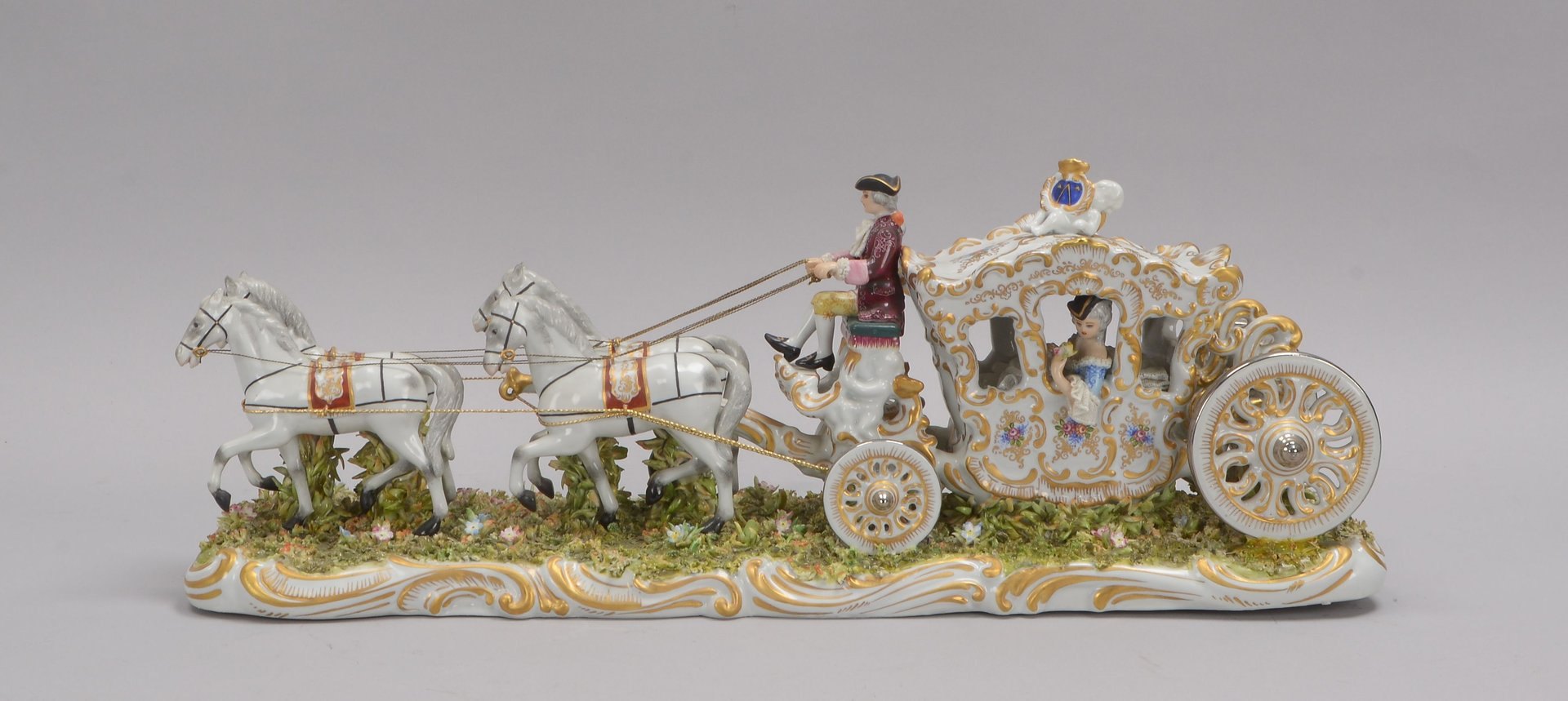 Capodimonte/Neapel, 'Zweispänner mit Kutscher und Rokokodame', auf Sockel