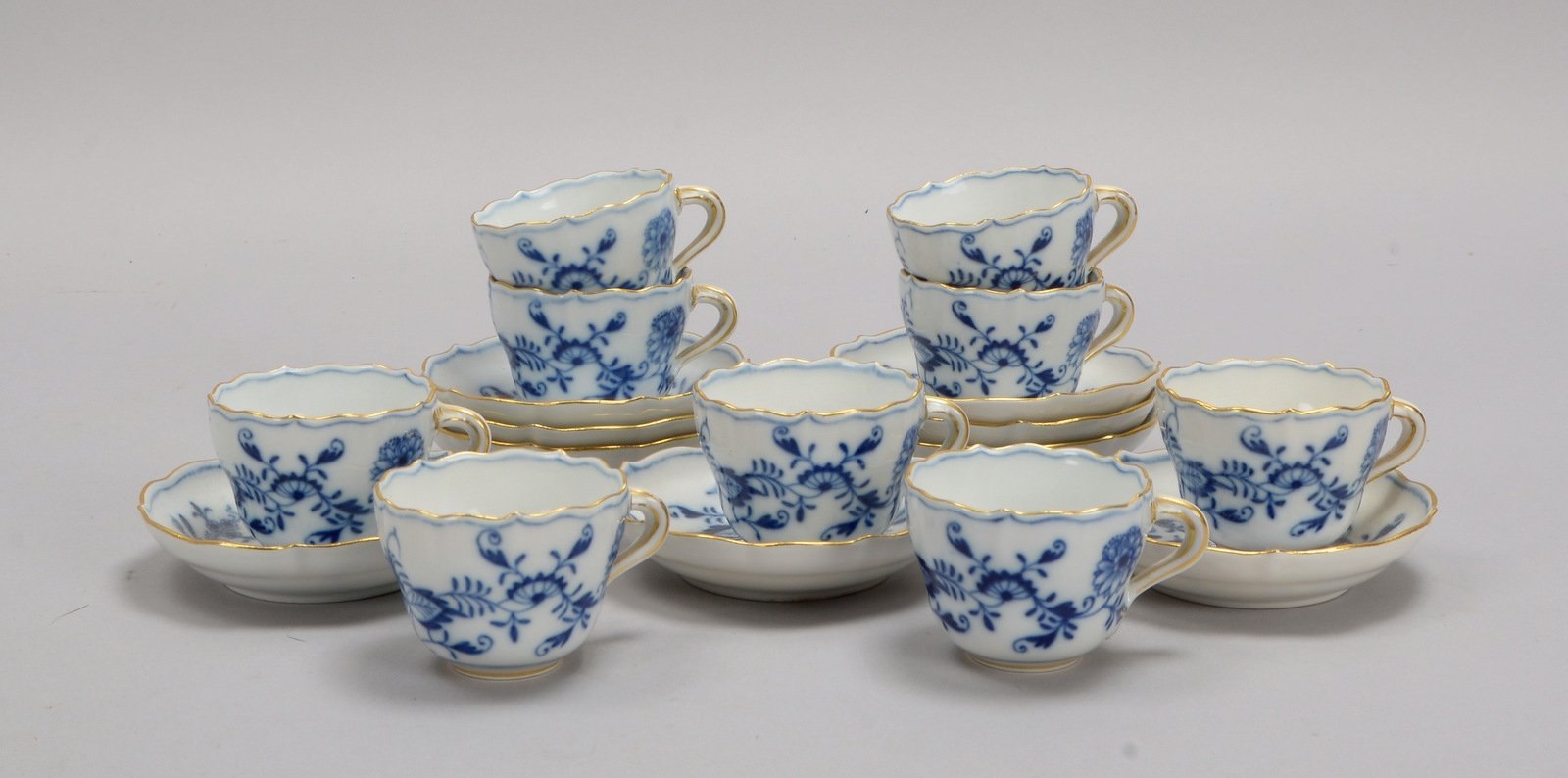 Meissen (Knaufzeit, I. Wahl), Satz Mokkatassen, Zwiebelmuster, 9 Stück