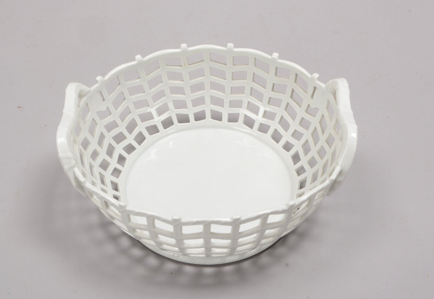 Fürstenberg, Porzellankorb, durchbrochen, mit 2x Handhaben; Höhe 11 cm