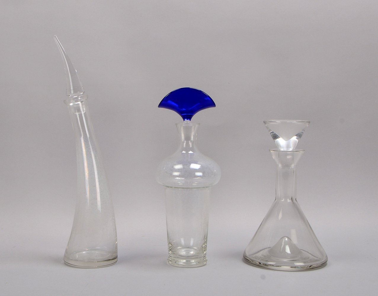 Kleines Glaskaraffen-Konvolut, mit eingeschliffenem Glasstopfen, 3 Stück