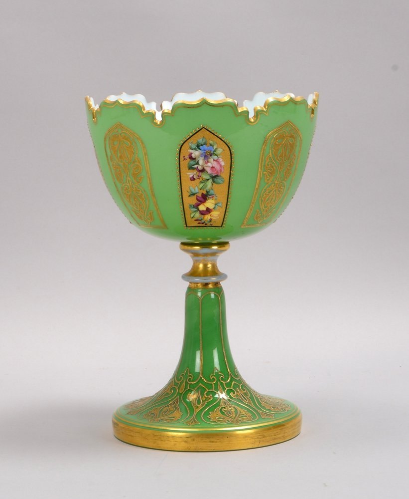 Tischpokal (Biederm.), Opalglas, grüner Überfang, z.T. vergoldet/mit Blumendekor