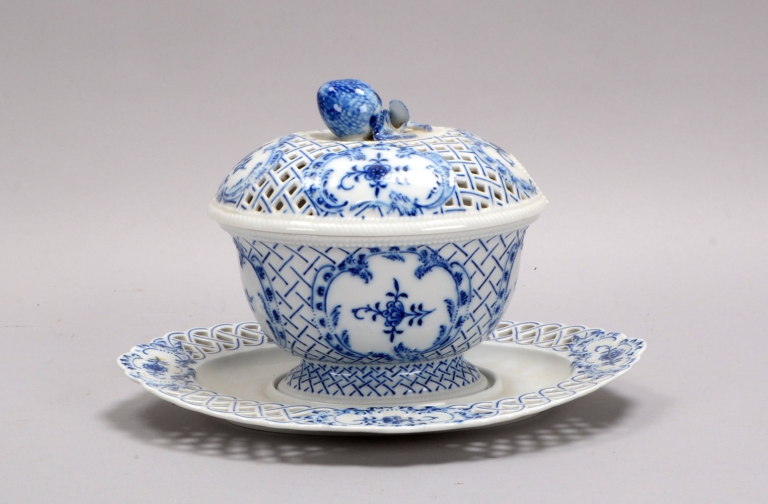 Meissen (3-gestr.), Marmeladentopf, Zwiebelmuster, partiell durchbrochen