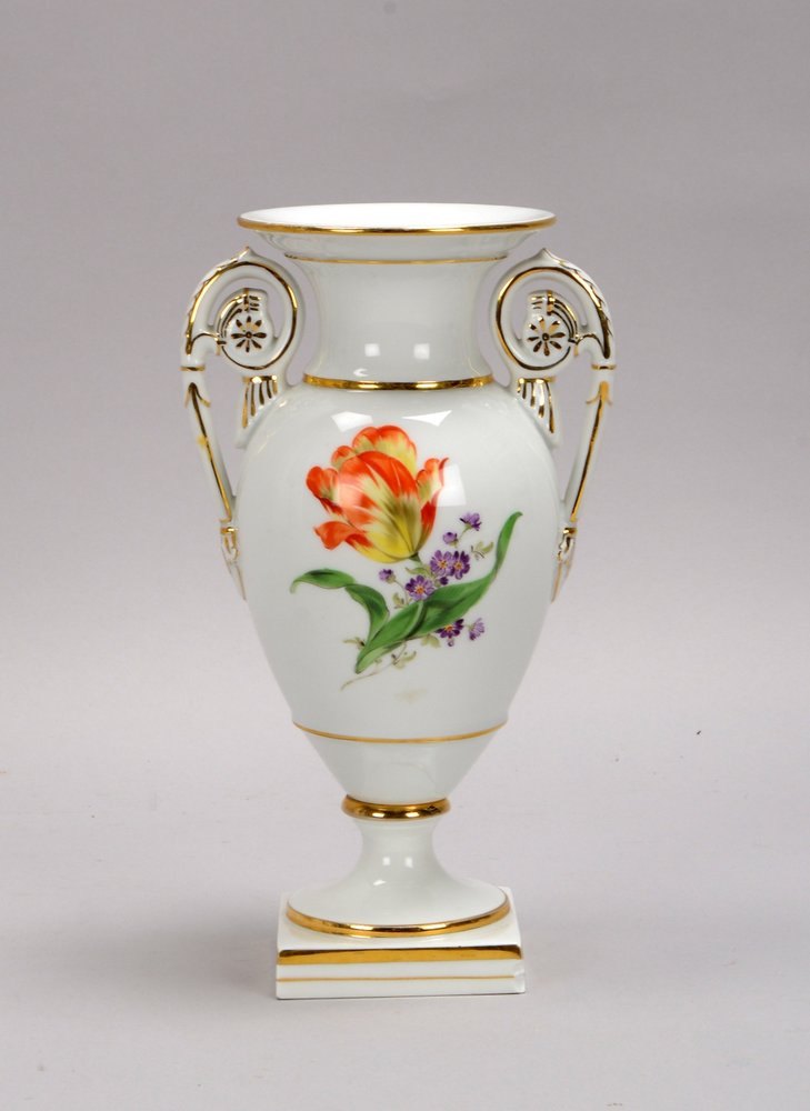Meissen (Schwertermarke, 2-gestr.), Tischvase/Pokalvase auf Stand; Höhe 22,5 cm