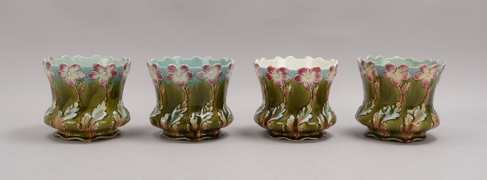 4x Übertöpfe (Jugendstil), Majolika, glasiert; Höhe 16 cm, Durchm. Ø 18,5 cm