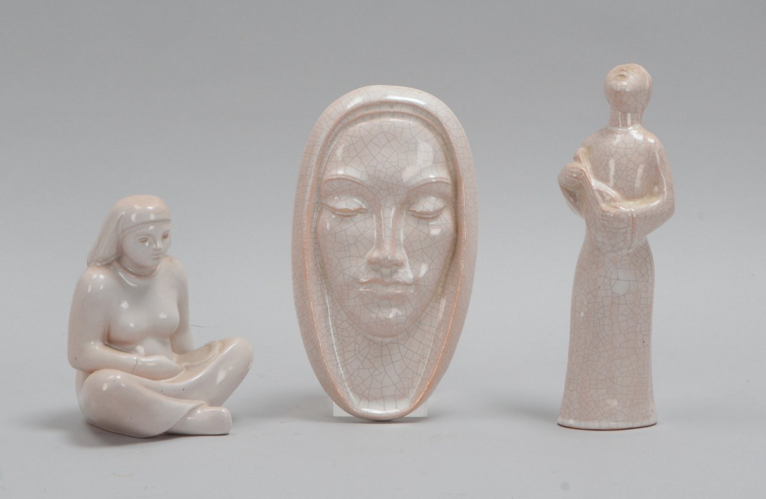 3x Künstlerkeramiken: 'Sitzende', 'Frau mit Mandoline', 'Kopf-Relief'; Höhe 14 - 22 cm